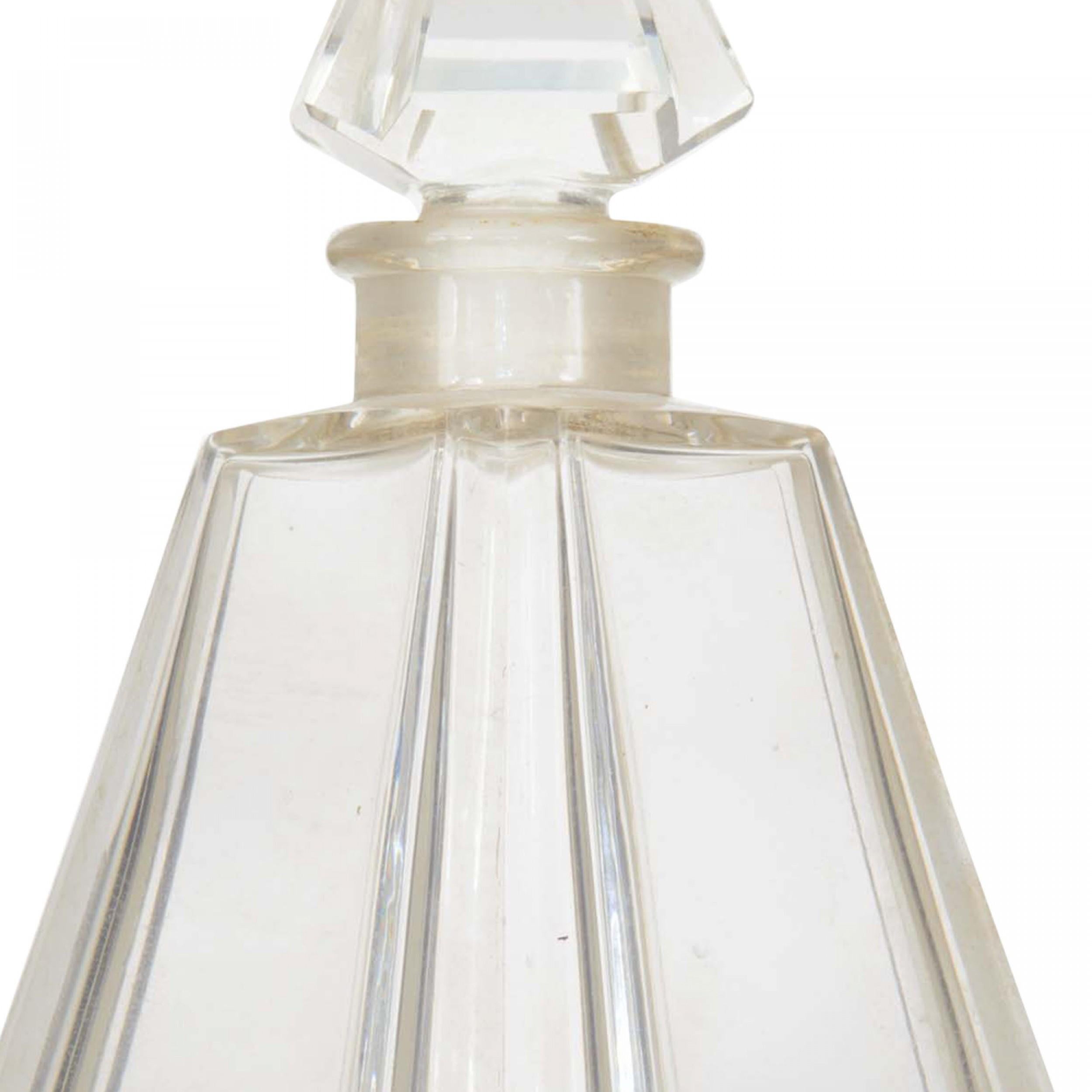 Flacon de parfum en verre de style Art Déco avec bouchon en pointe (signé BACCARAT pour Ciro 