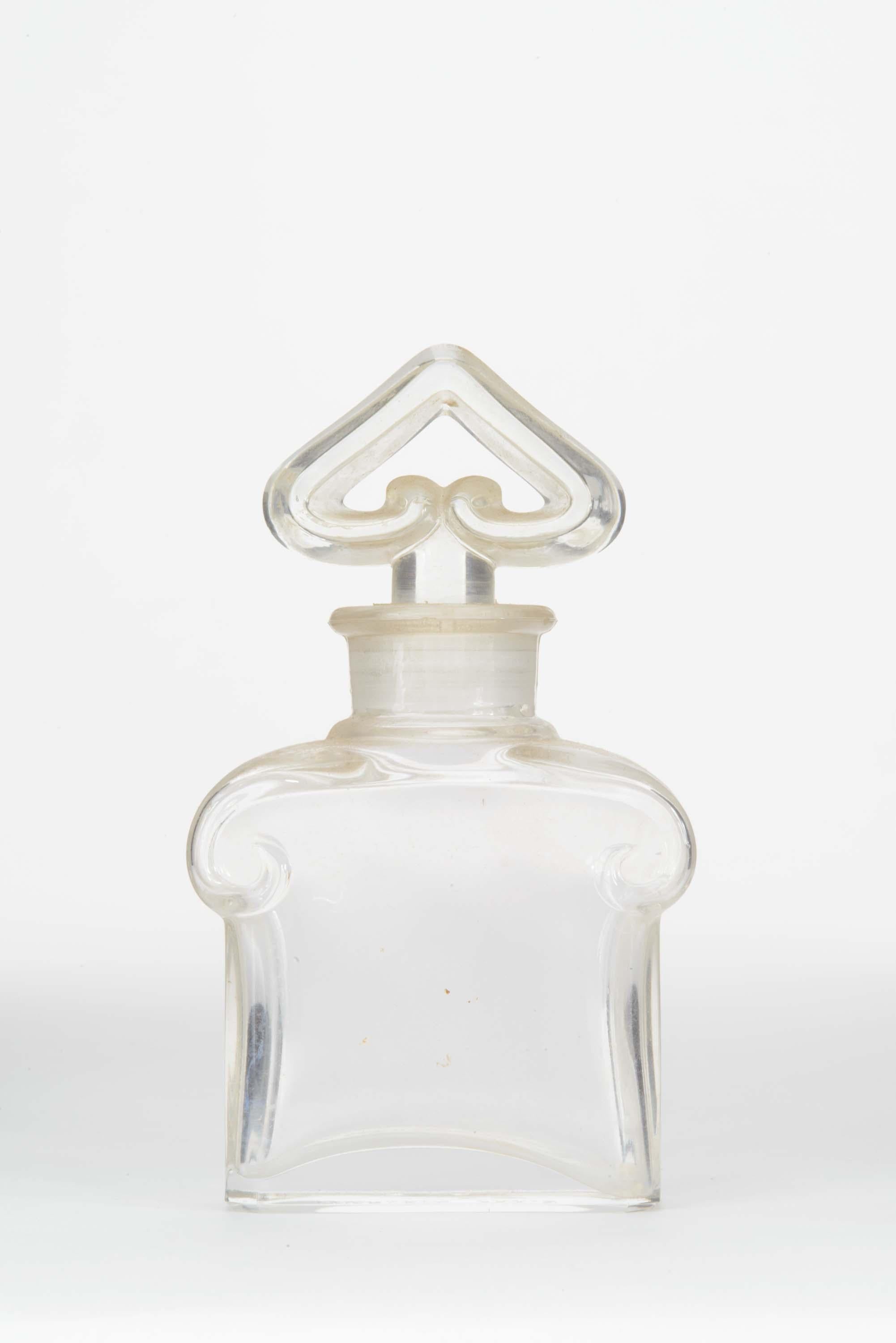 Französischer Art Deco Glasflakon mit verschnörkelten Schultern und herzförmigem Verschluss (von BACCARAT für Guerlain \