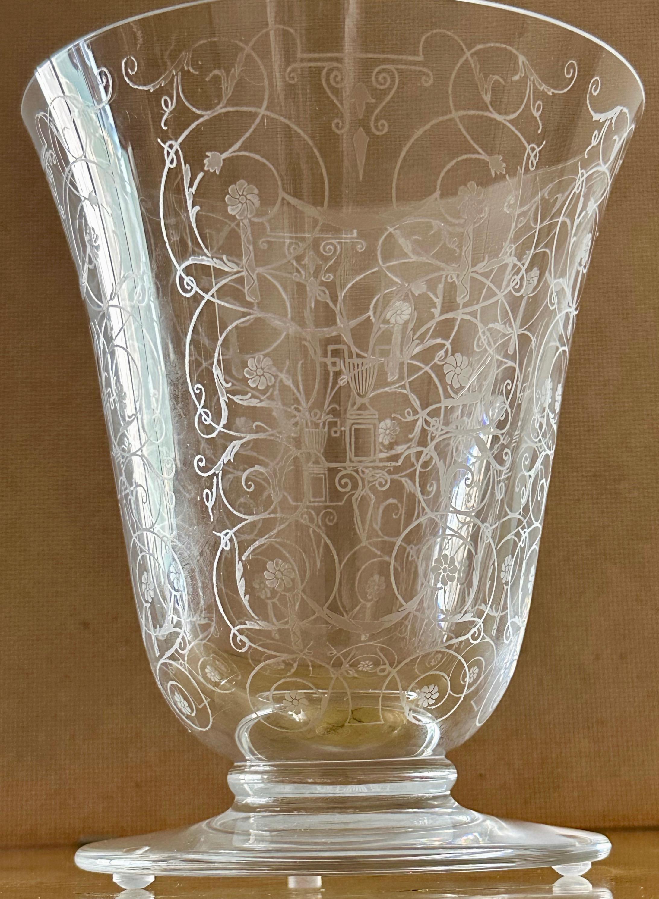 Vase en verre gravé 