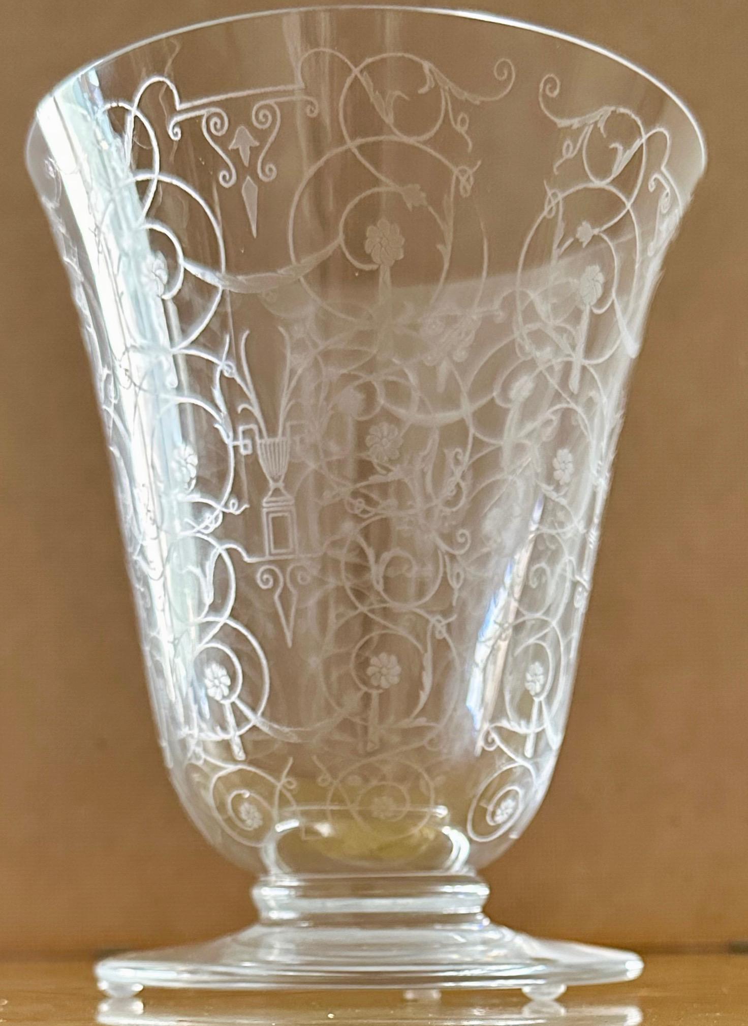 Français Vase en verre gravé 