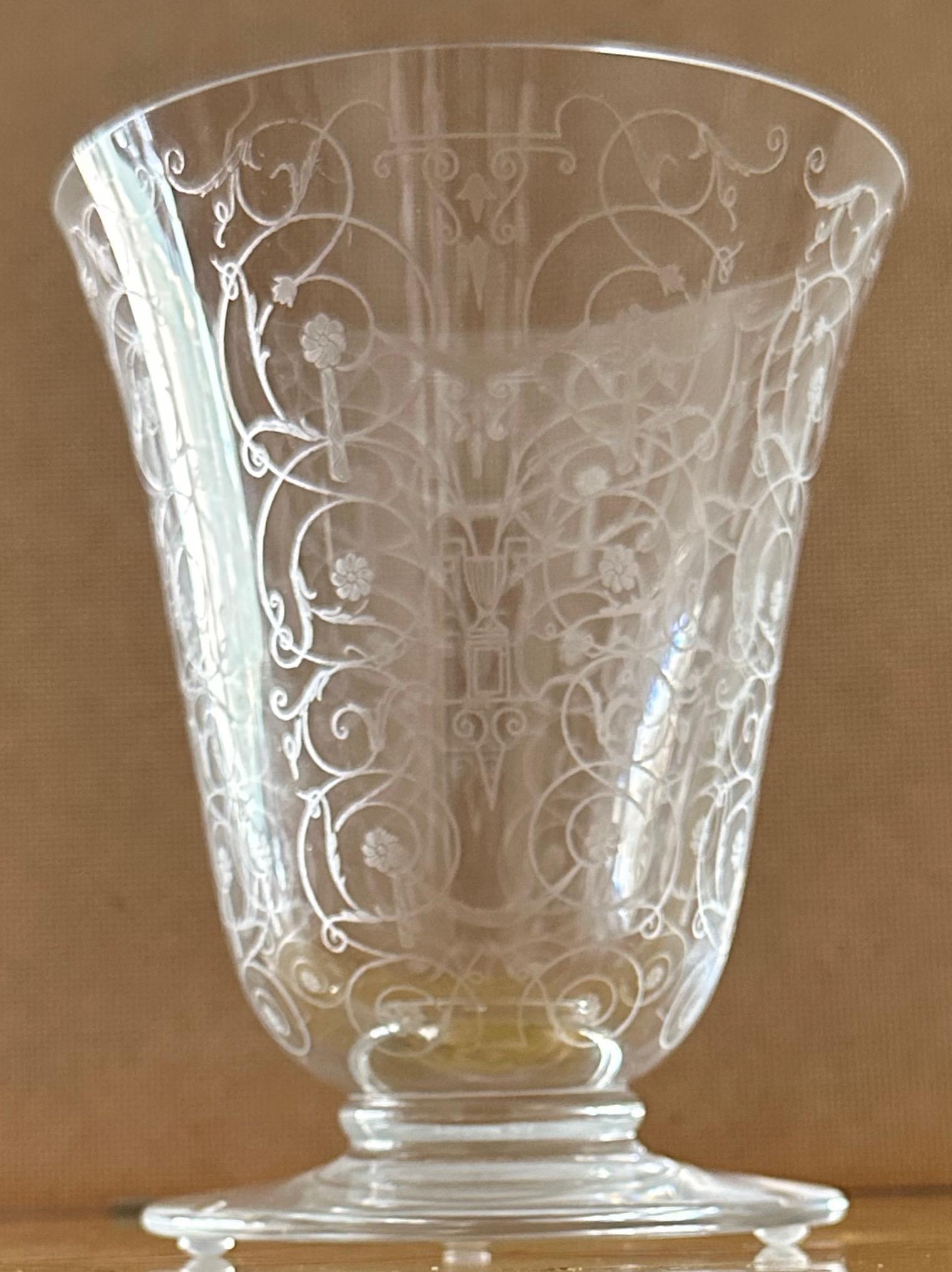 20ième siècle Vase en verre gravé 