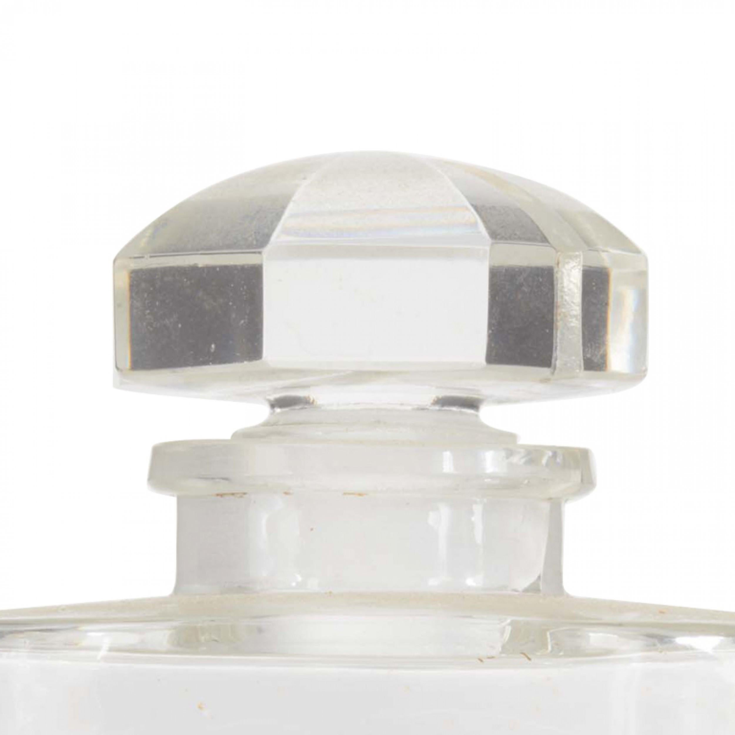 Bottiglia di profumo in vetro ovale Art Deco francese con tappo ottagonale sfaccettato e piatto (firmato BACCARAT) (come è - crepa sulla parte superiore)