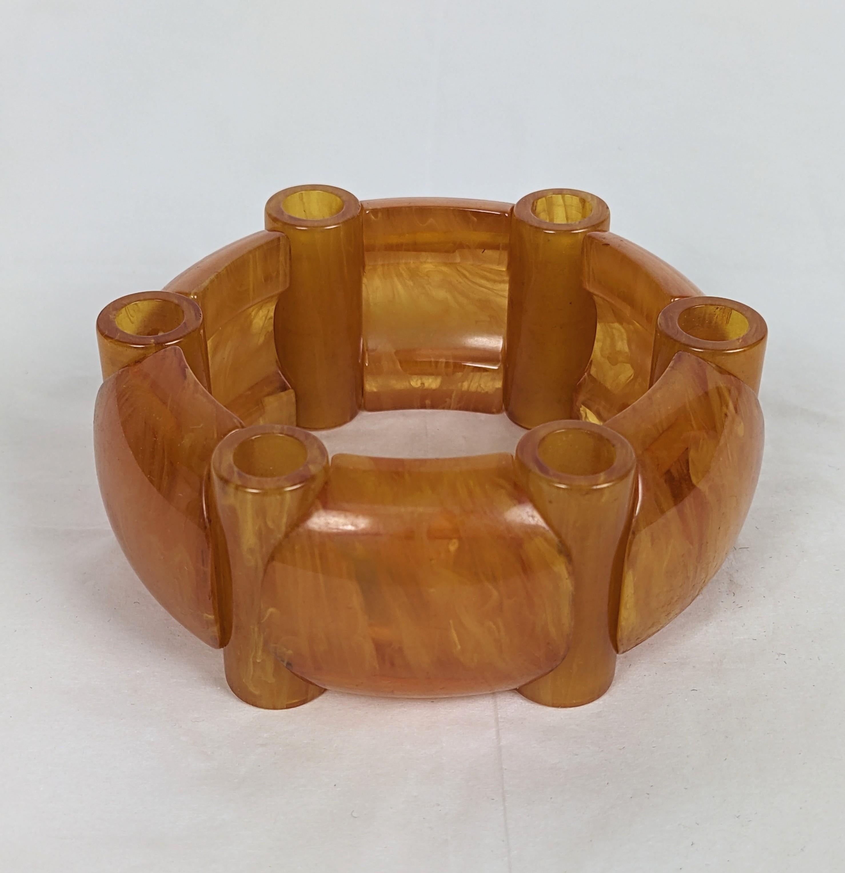 Bracelet en bakélite Art Déco français, composé de maillons tubulaires de couleur mandarine, montés sur élastique. Design/One fort, 1.2