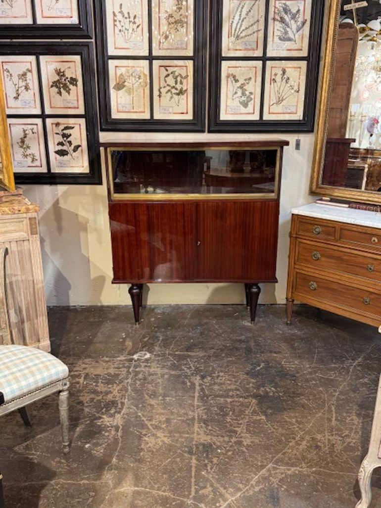 Mobile bar francese in mogano del periodo Art Déco. Circa 1940. Questo è un pezzo favoloso per gli interni. 45,5 l x 15 p x 50 h