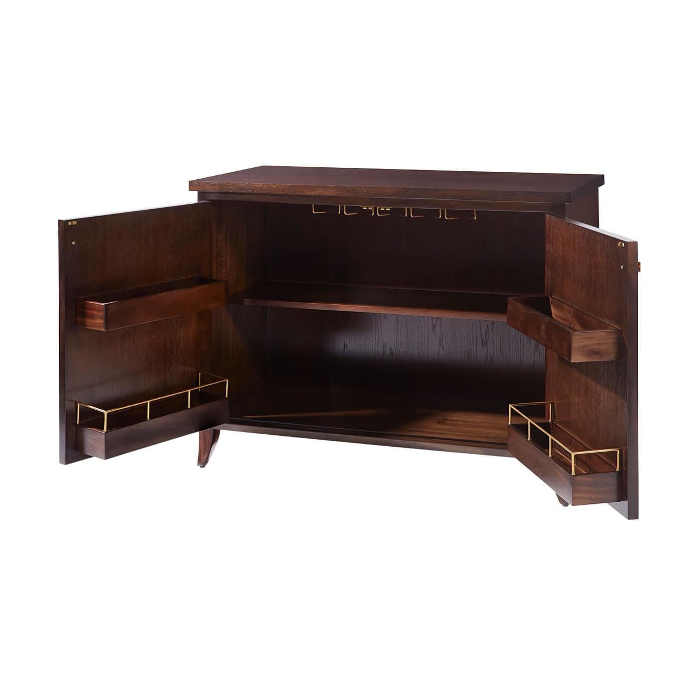 Un meuble de bar français de style Art déco, rappelant les années 1920. Décorée de verre églomisé et de lignes peintes en doré. L'armoire classique est ornée de garnitures et de poignées géométriques en laiton. L'intérieur est équipé de casiers et