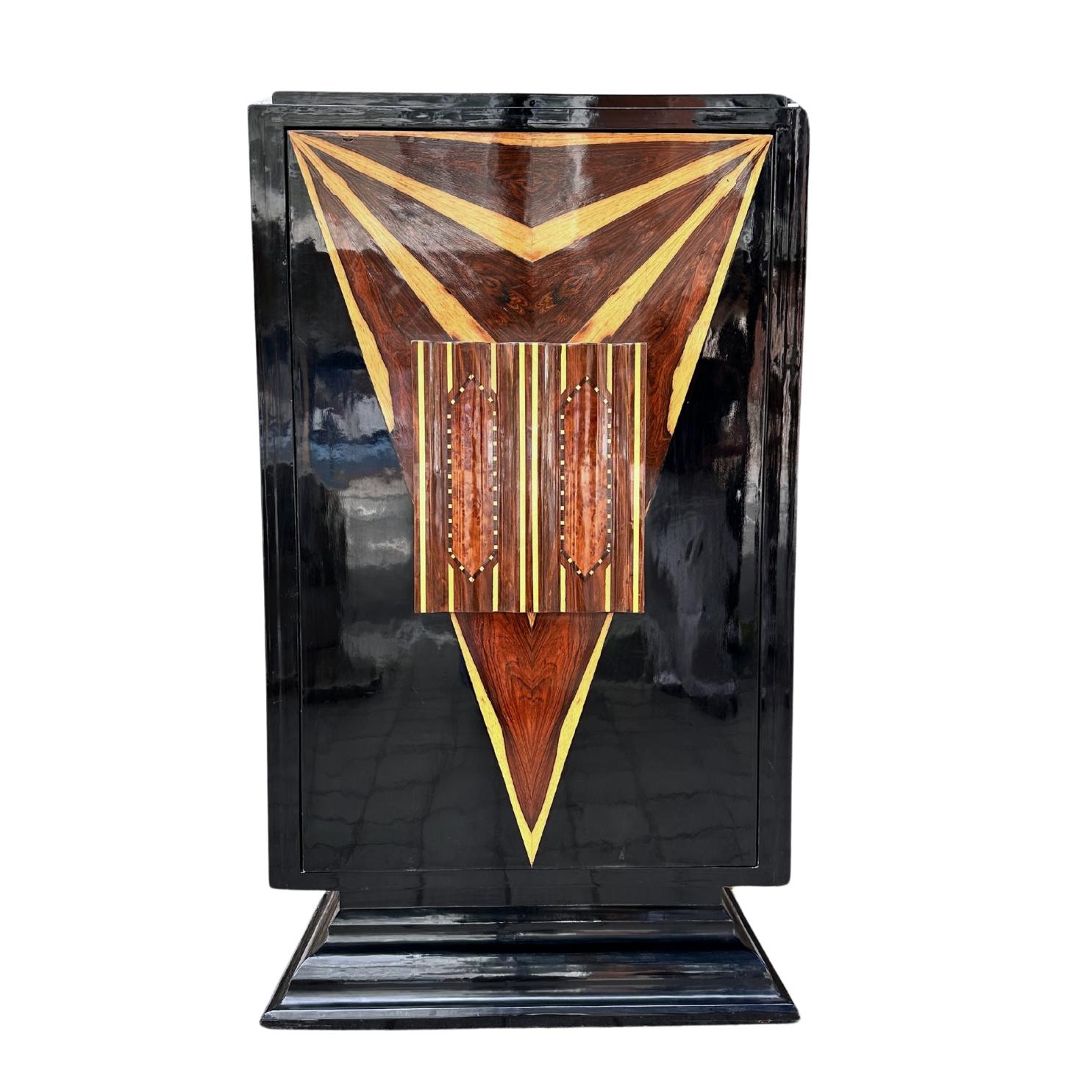 Mobile bar Art Déco unico nel suo genere, caratterizzato da un'eleganza geometrica, dall'uso di materiali lussuosi e da un forte elemento decorativo che esalta il design moderno dei primi decenni del XX secolo.

La struttura del mobile è realizzata