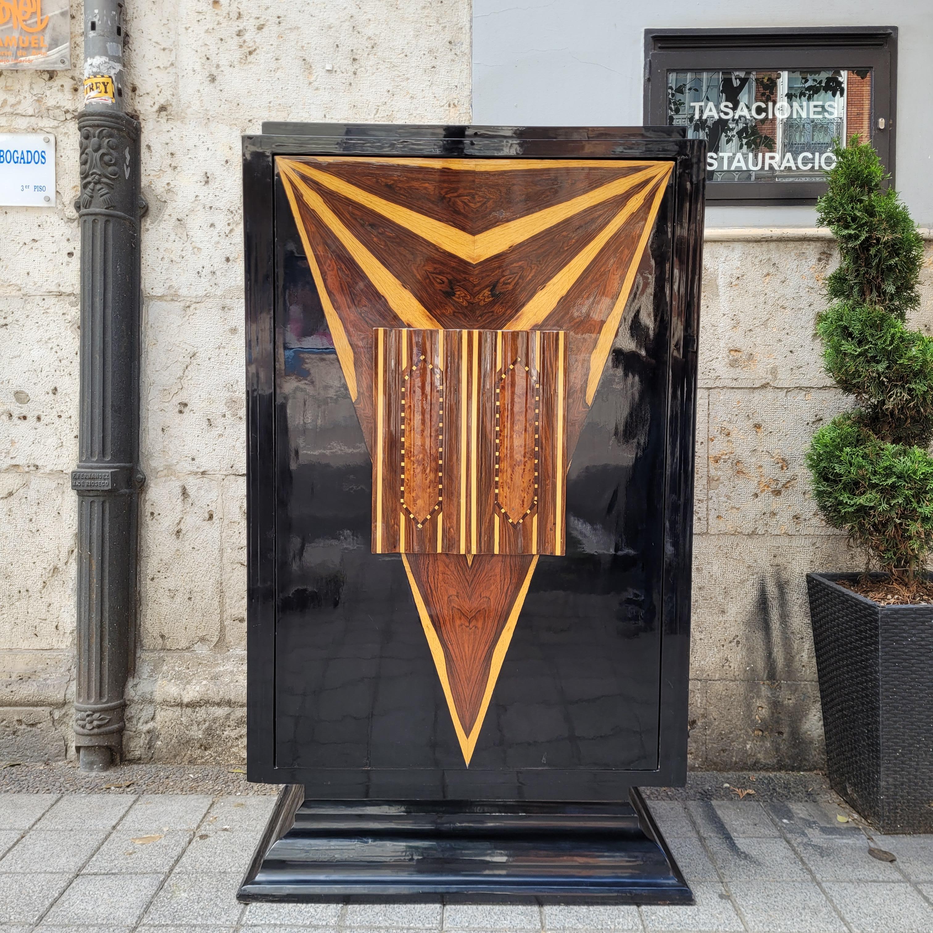 Mobile bar francese Art Déco, legno laccato e intarsi in legno esotico In condizioni buone in vendita a Valladolid, ES