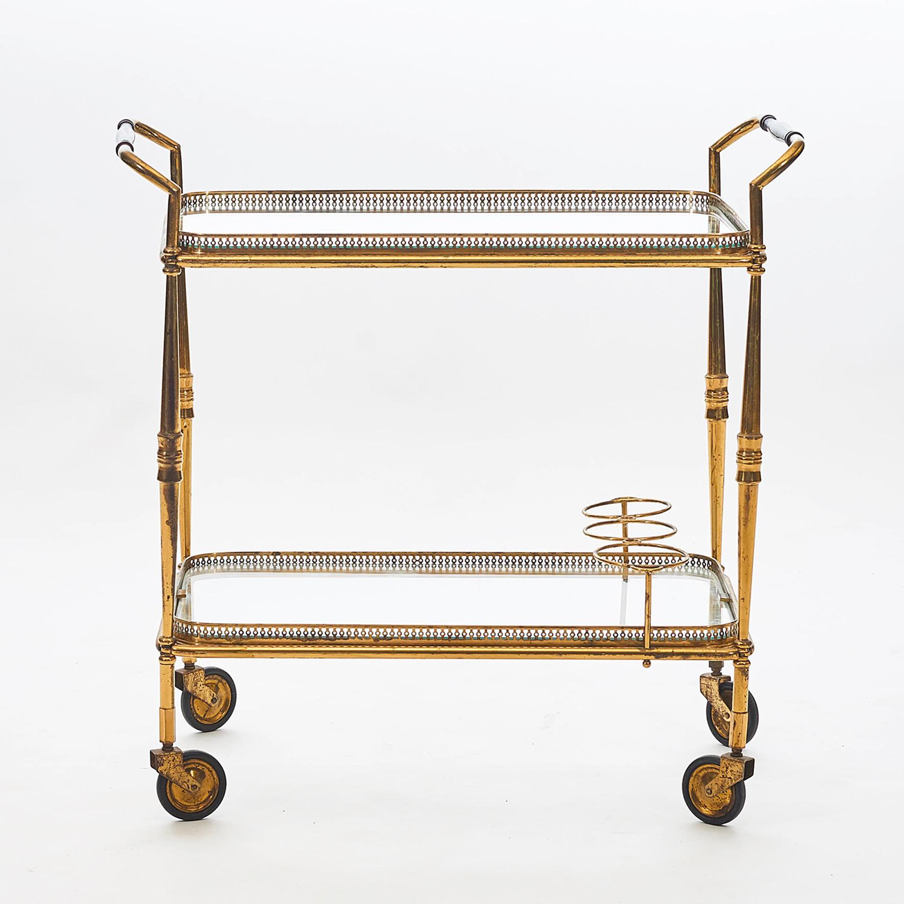 French Art Deco bar or tea trolley in brass. Loose trays with high edge and glass base, handle in mahogany. Collapsible frame. France, approximate 1920-1930. Original condition with natural patina.