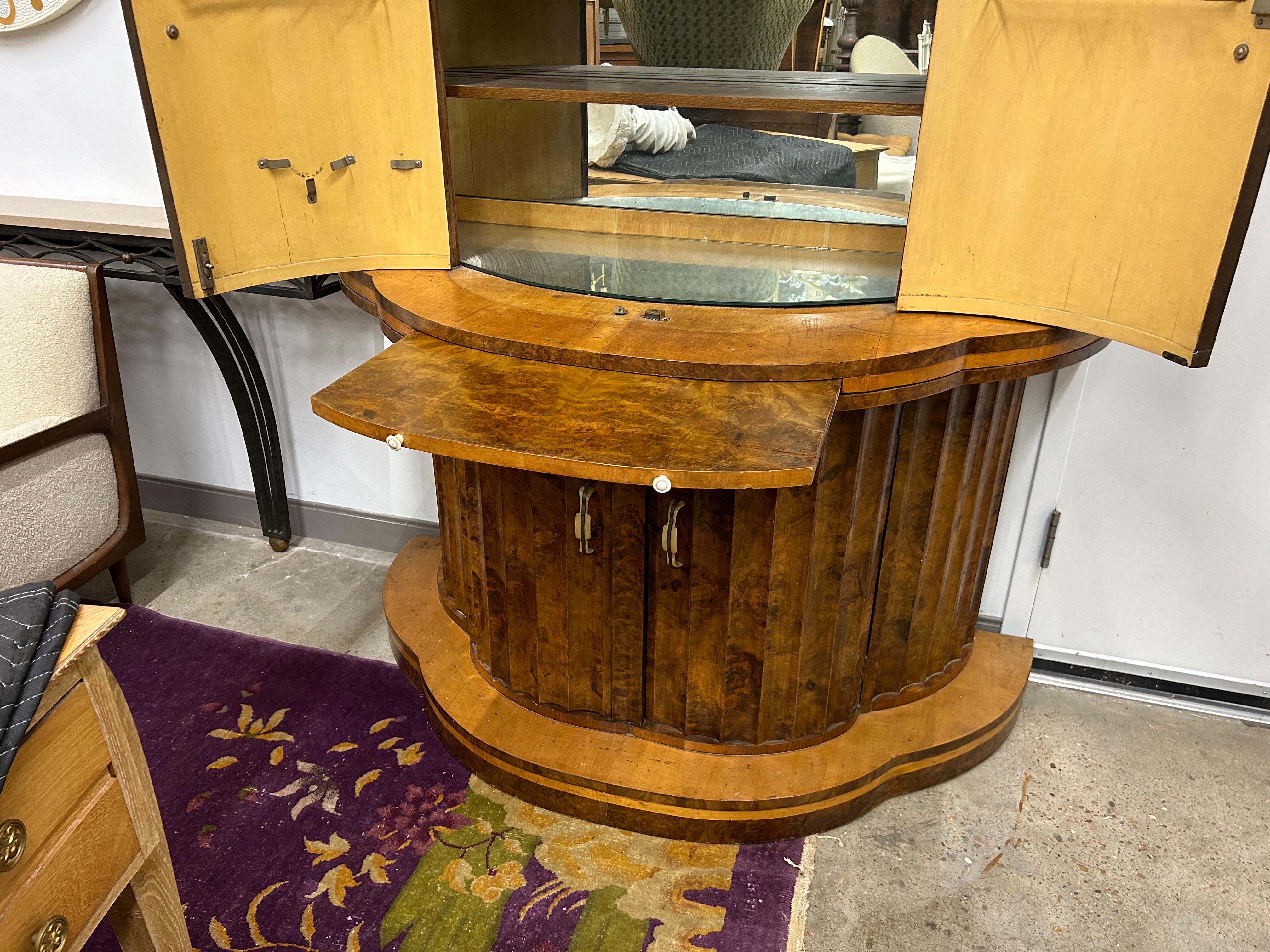 Italienische Art Deco Bar (Walnuss) im Angebot