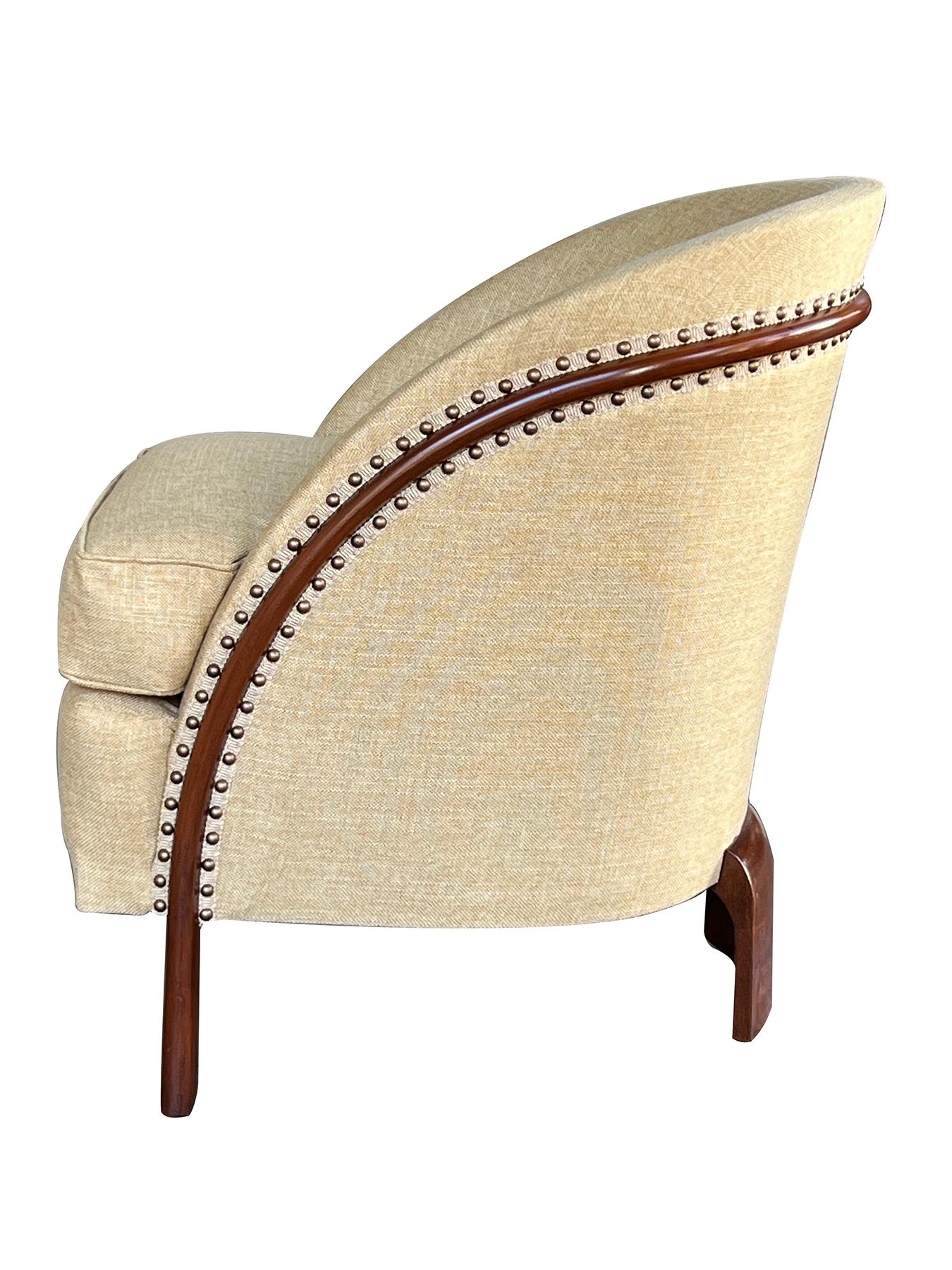Autre Bergère Art Déco à dos de tonneau et trépied en vente