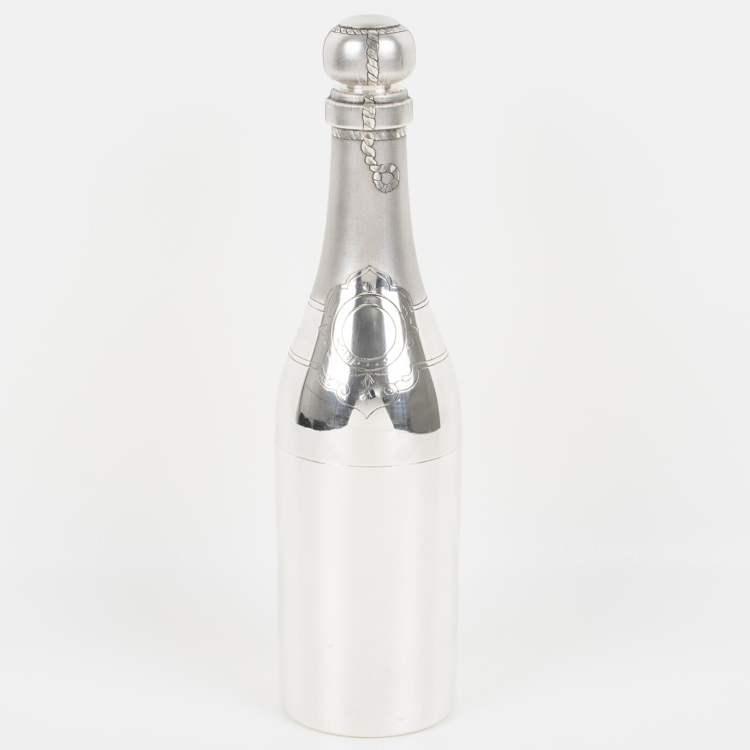 Un superbe shaker à cocktail ou à Martini en métal argenté de style Art déco français avec une forme de bouteille de champagne, conçu par l'orfèvre Vautrain, Paris. Une forme de bouteille de champagne haute avec une gravure détaillée et raffinée.