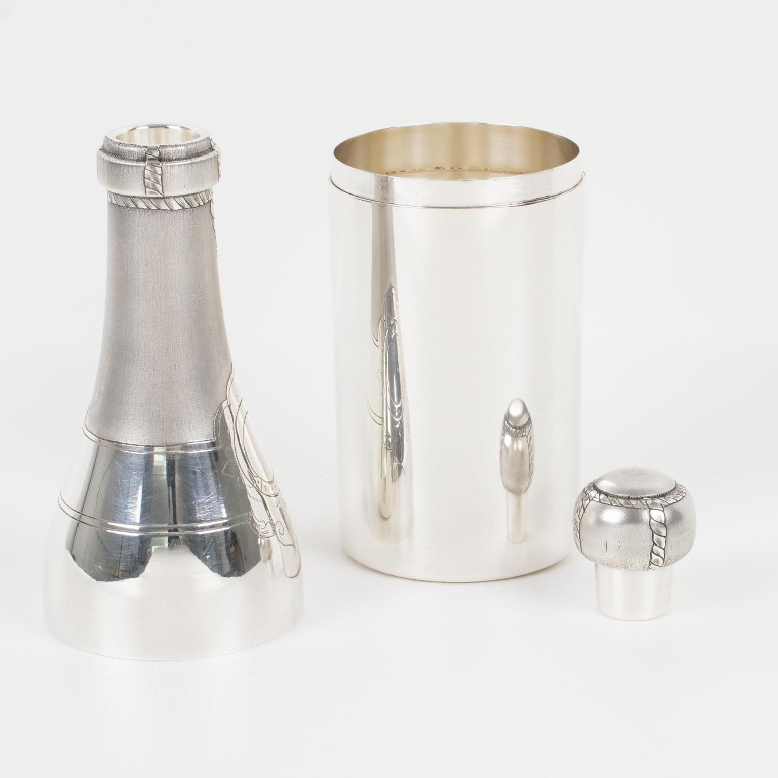 Sculpté Barware Shaker à cocktail Martini en métal argenté, circa 1930 en vente