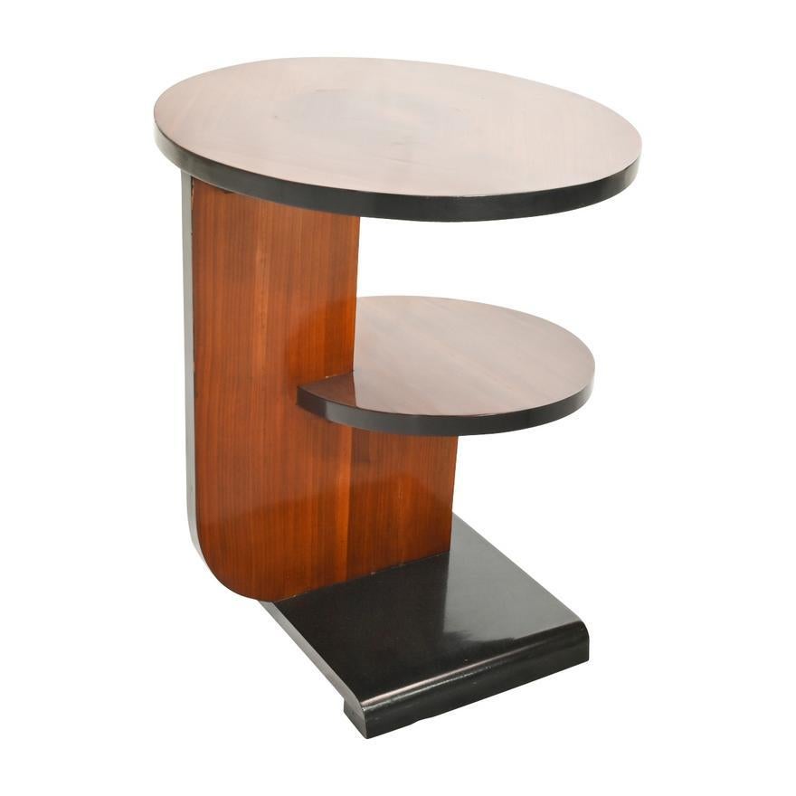 Table d'appoint à deux niveaux en noyer ébonisé et palissandre, d'inspiration Art déco français Bauhaus, datant des années 1930. Le plateau rond est surmonté d'une petite étagère ronde. La base et les bordures du plateau et de l'étagère sont
