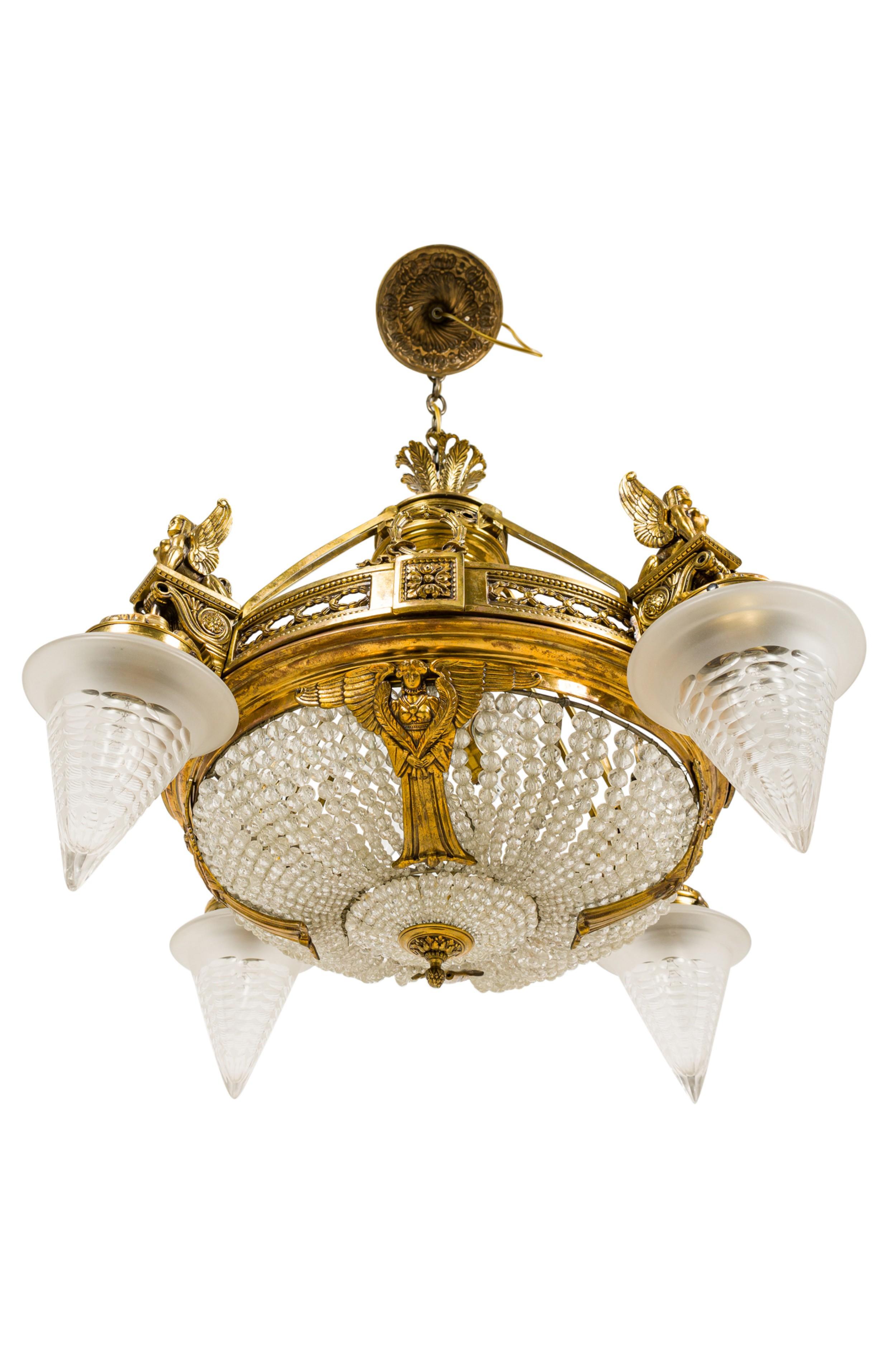 Lampadario francese Art Déco in vetro con perline e 4 paralumi a cono in vendita 5