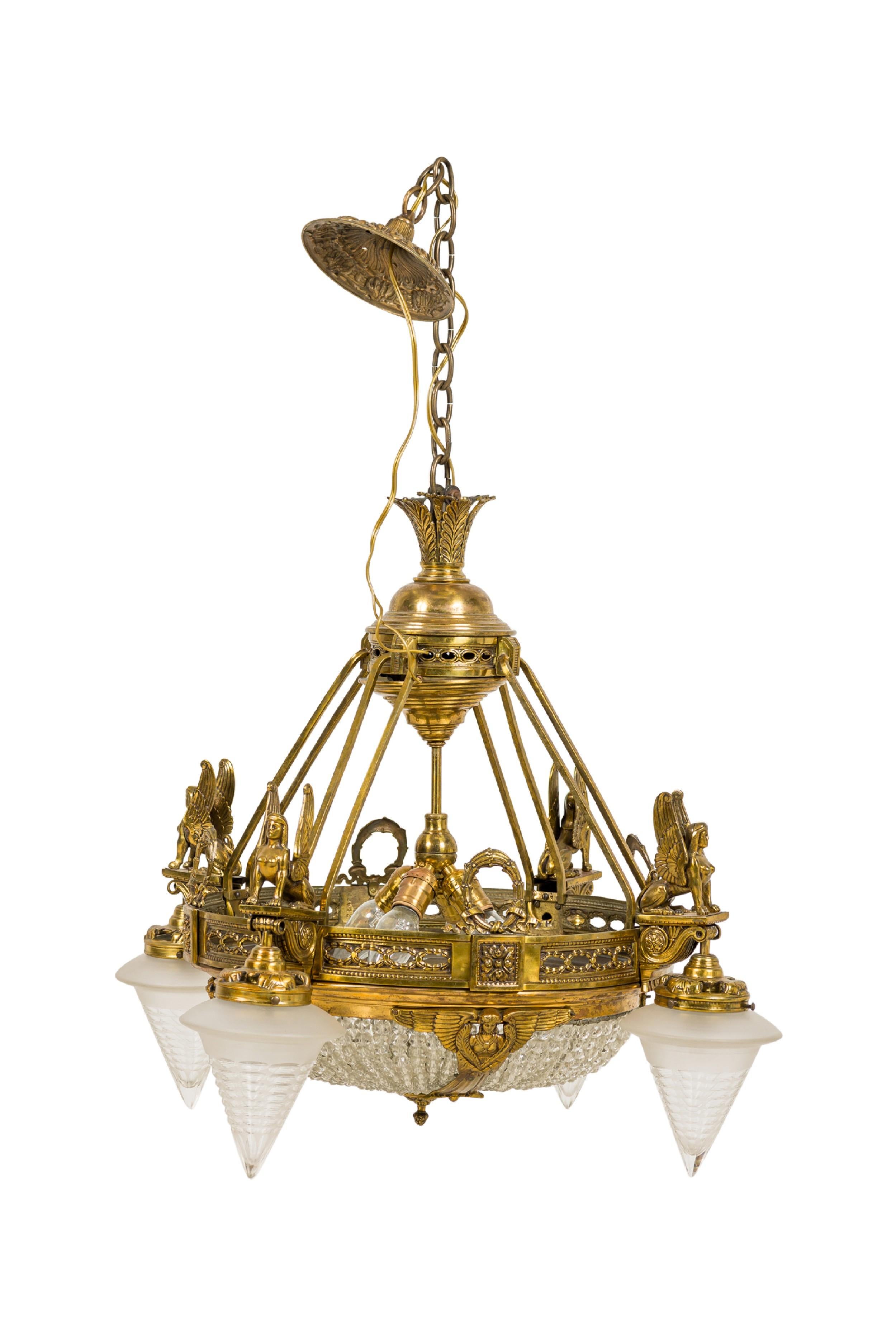 Lampadario francese in vetro perlato Art Déco con 4 paralumi in vetro smerigliato a forma di cono sotto figure di sfingi in bronzo sostenute da una cornice a forma di cupola in bronzo