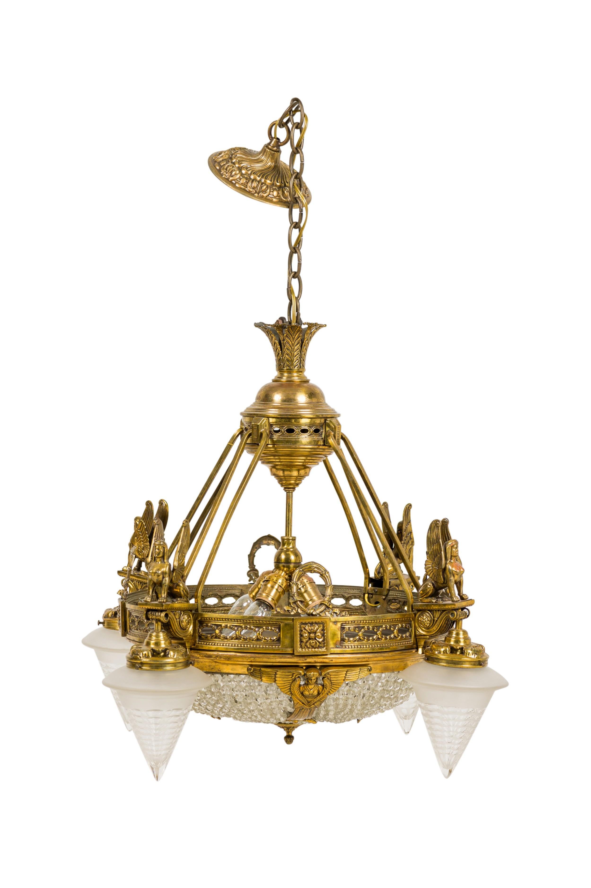 Francese Lampadario francese Art Déco in vetro con perline e 4 paralumi a cono in vendita