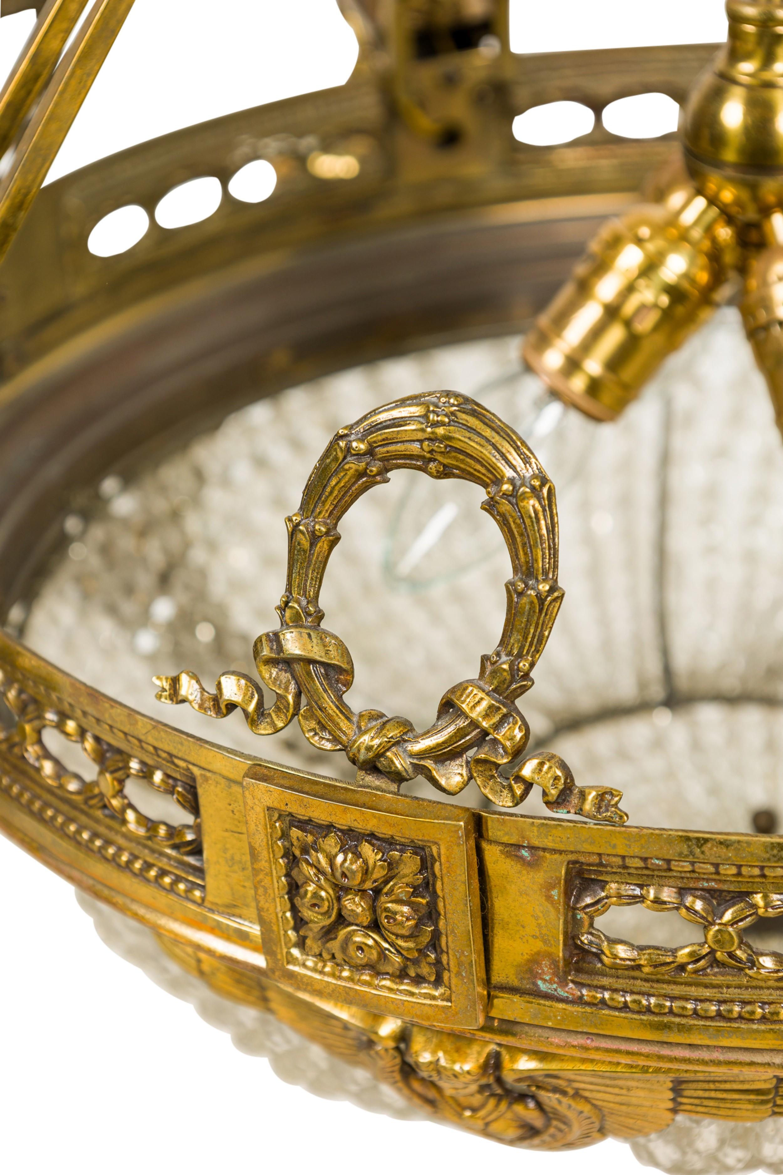 Vetro Lampadario francese Art Déco in vetro con perline e 4 paralumi a cono in vendita