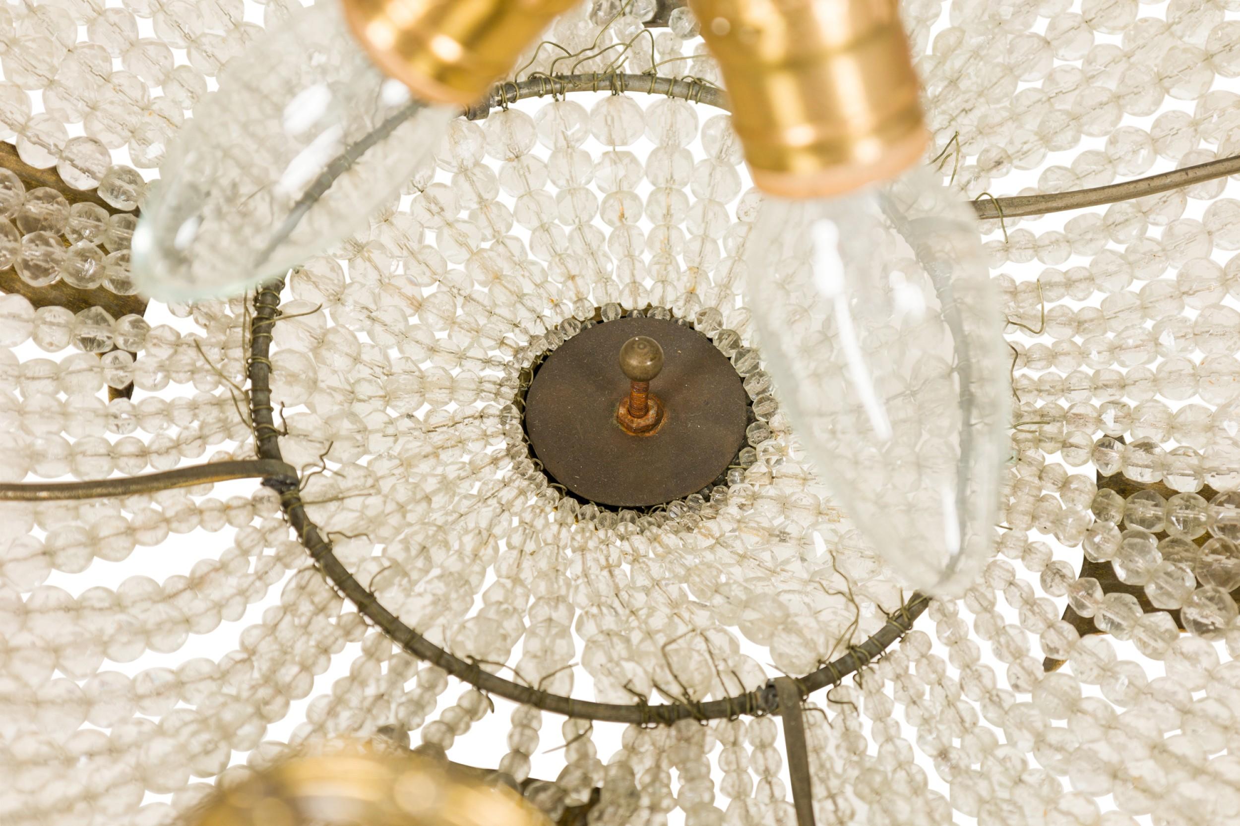 Lampadario francese Art Déco in vetro con perline e 4 paralumi a cono in vendita 1