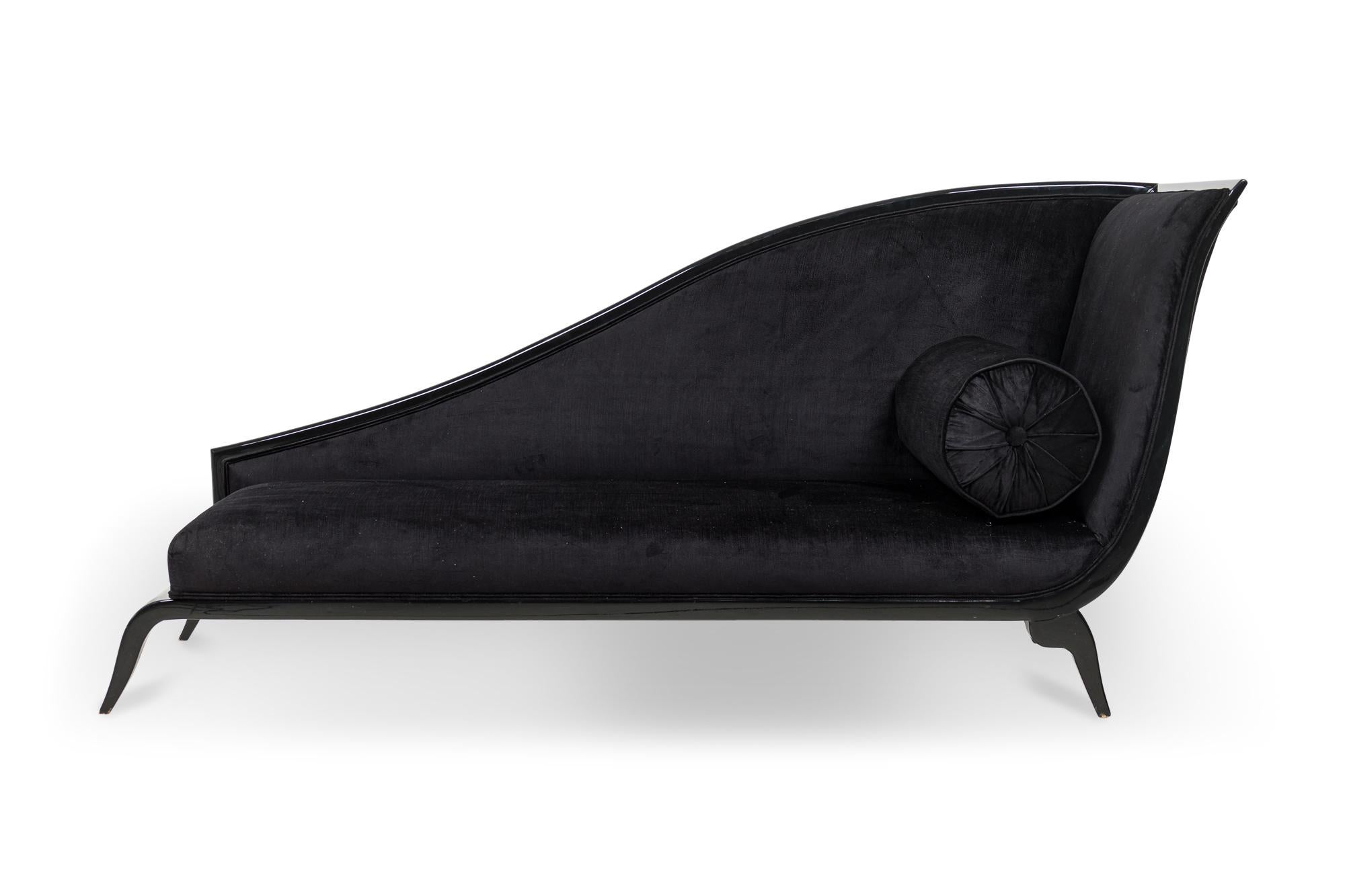 Recamier con schienale a slitta laccato nero in stile Art Déco francese, con imbottitura nera e cuscino rotondo a bolsters.
