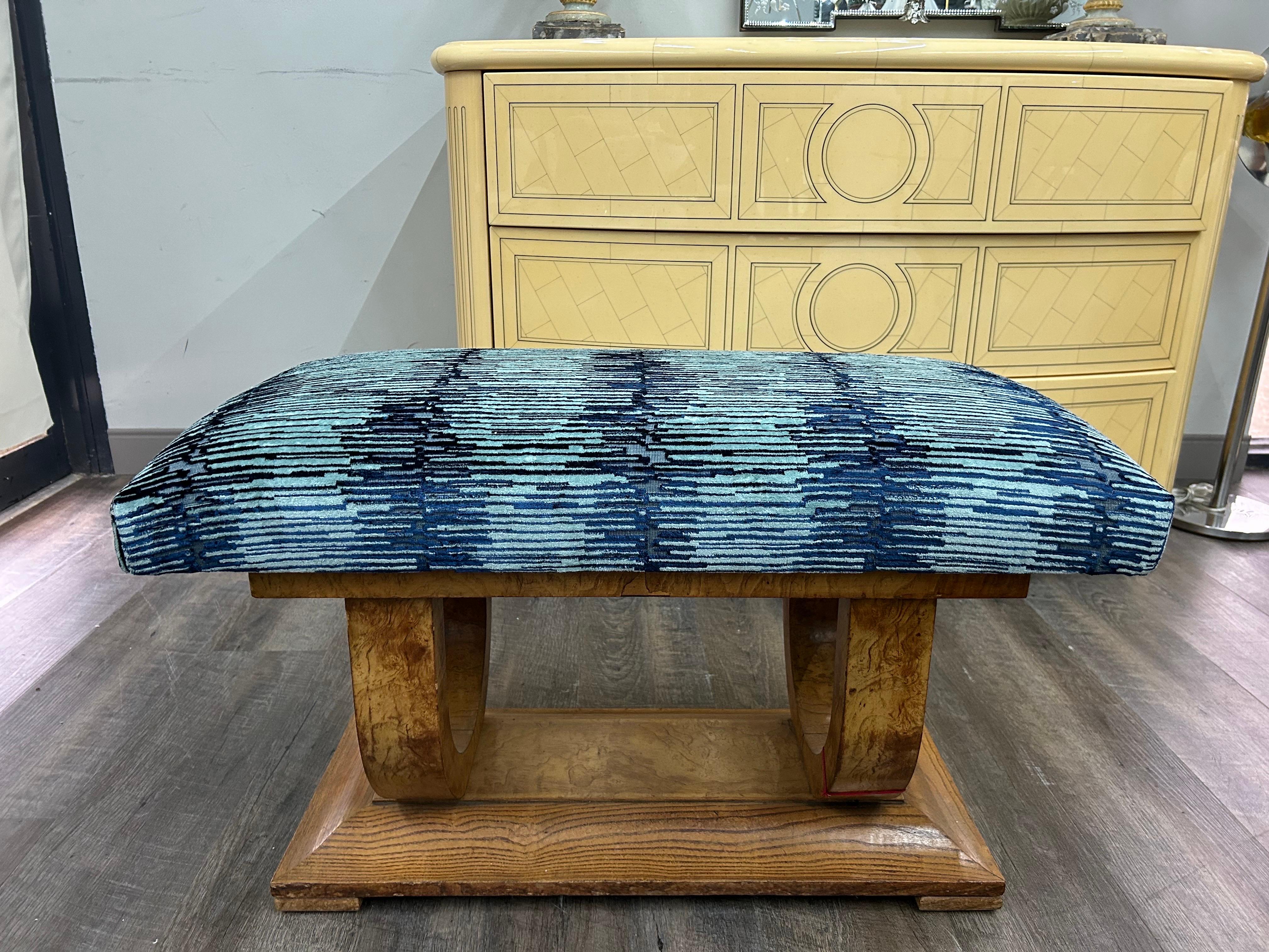 Banc Art Déco français. Cette charmante banquette en noyer de style Art Déco date des années 1930 et présente une forme en U. Elle a été récemment recouverte d'un magnifique tissu en velours découpé qui s'accorde bien avec l'époque. Ce banc