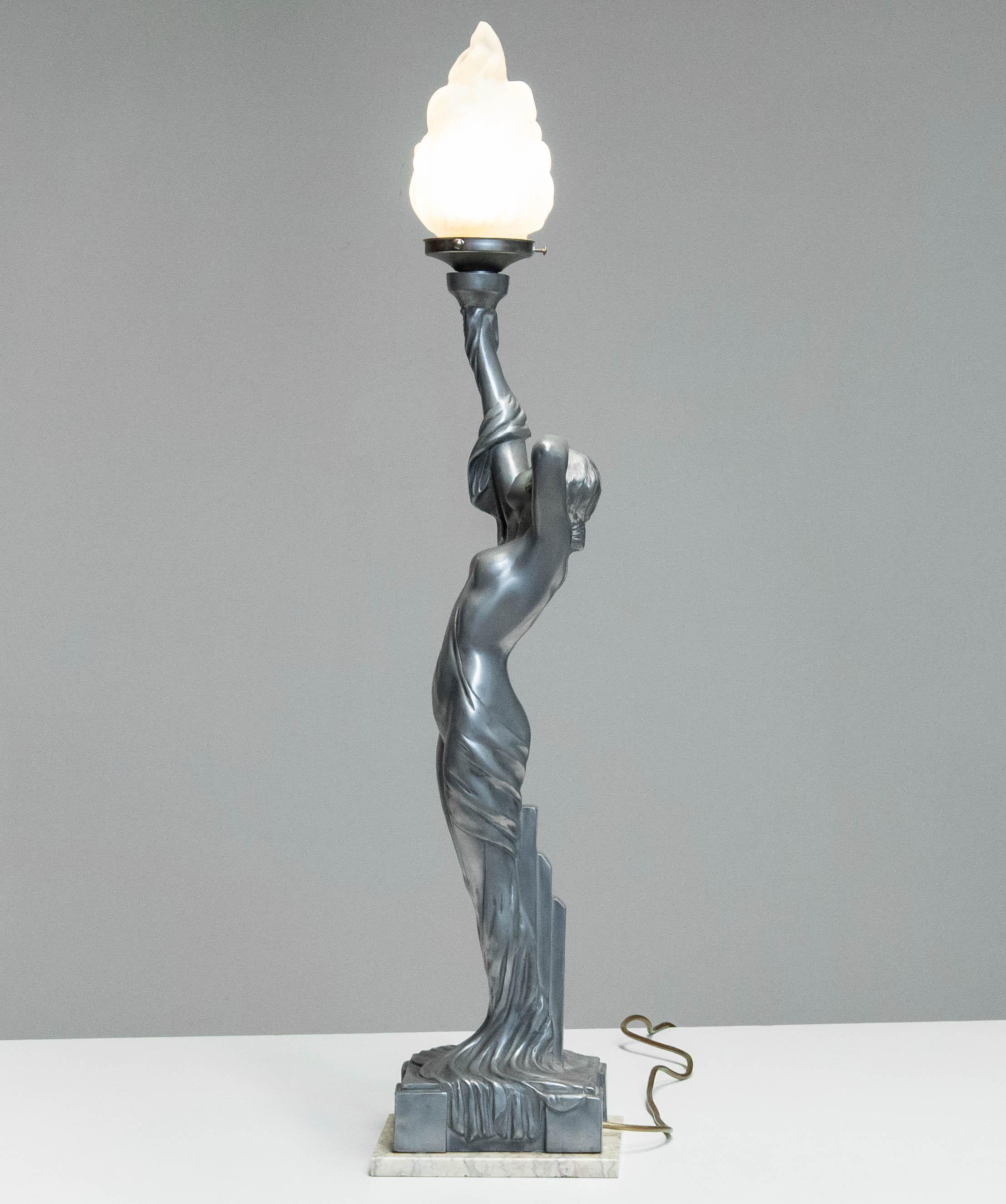 Français Lampe de table Art déco française Biba Woman, en étain sur base en marbre en vente