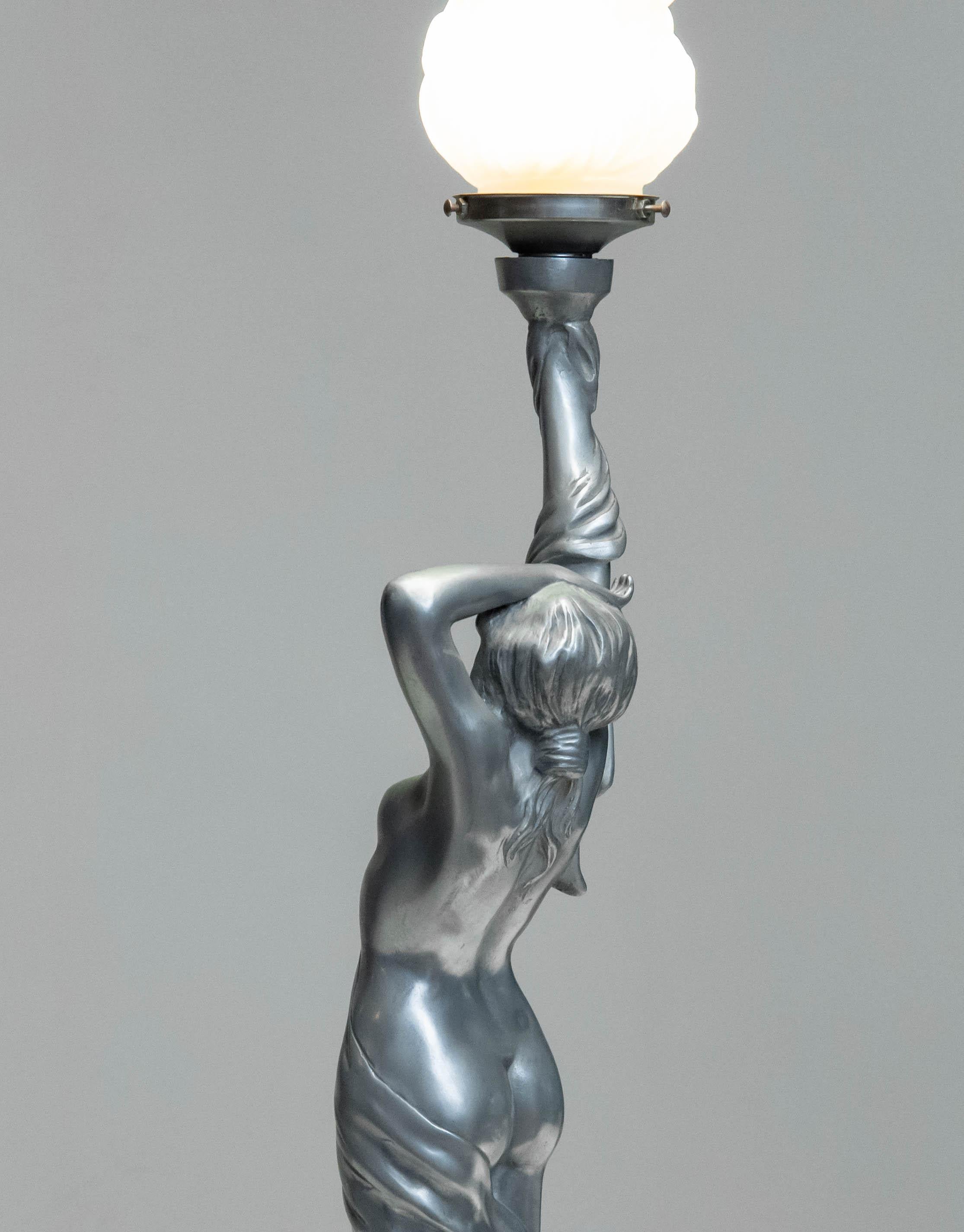 French Art Deco Biba Woman Table Lamp Pewter on Marble Base In Good Condition For Sale In Silvolde, Gelderland