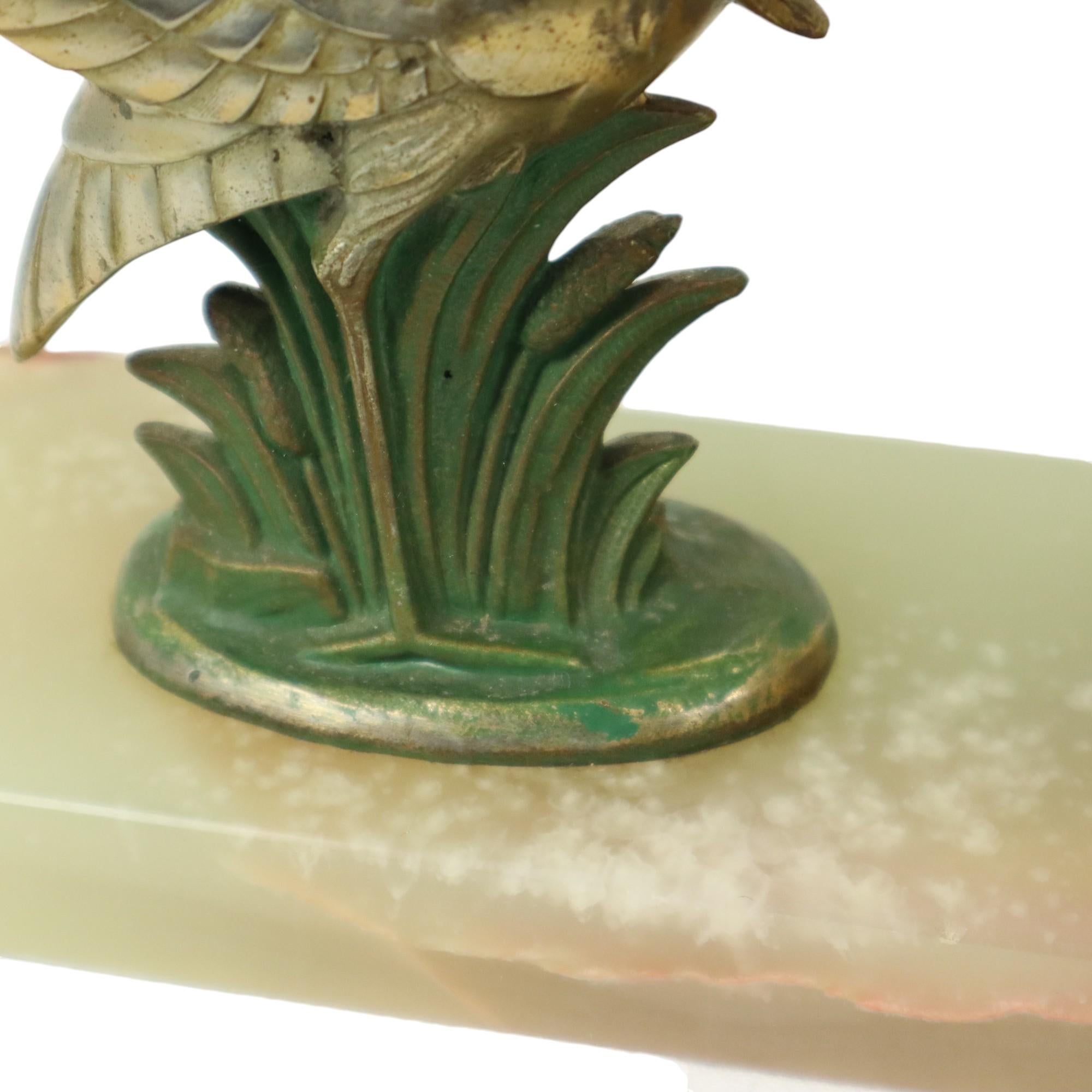 Fermalibri francese Art Deco Bird in alabastro e pietra naturale 1930 in vendita 2