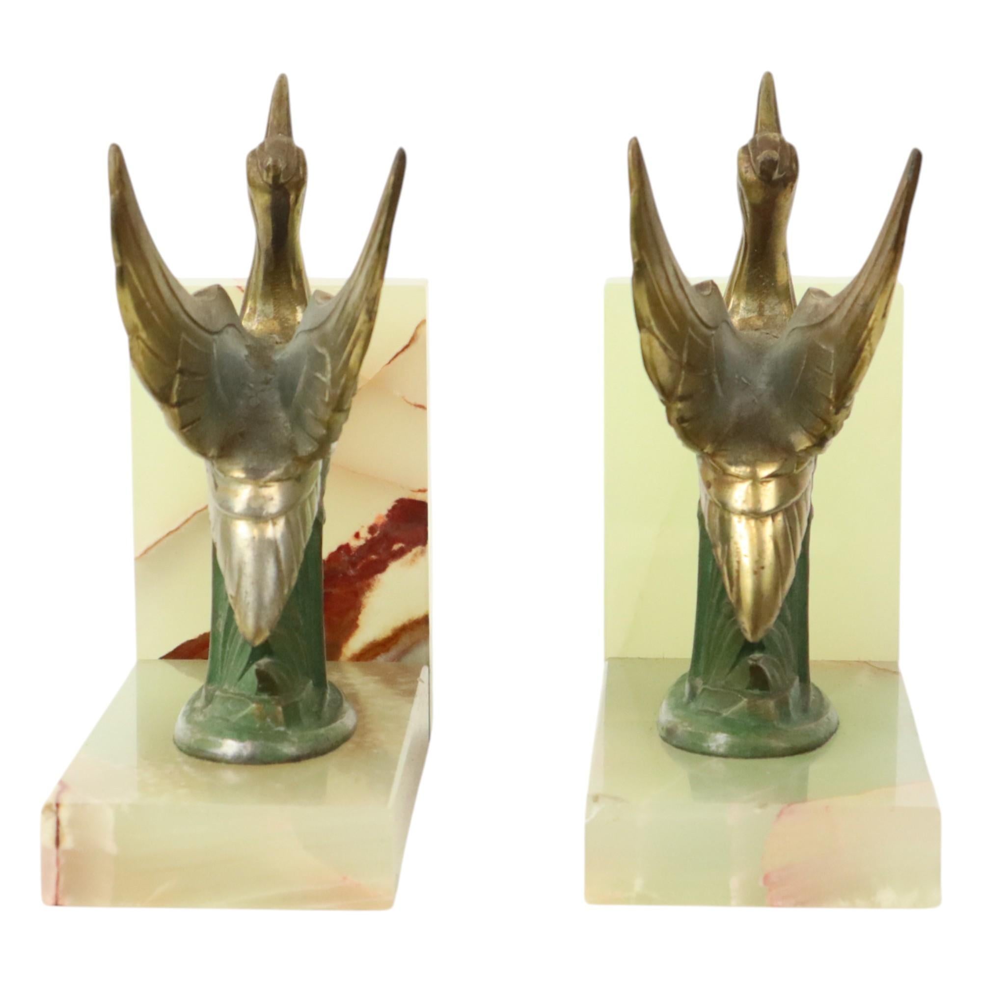 Francese Fermalibri francese Art Deco Bird in alabastro e pietra naturale 1930 in vendita