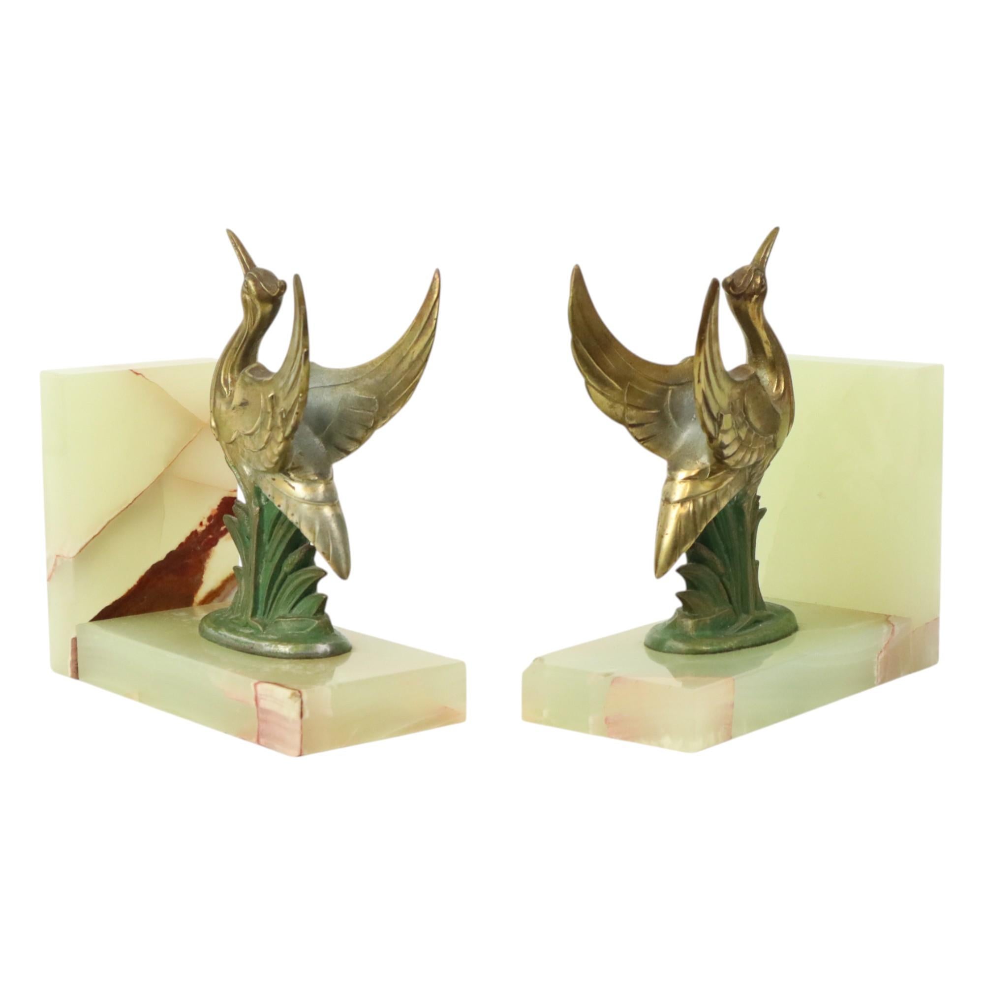 Bronzato Fermalibri francese Art Deco Bird in alabastro e pietra naturale 1930 in vendita