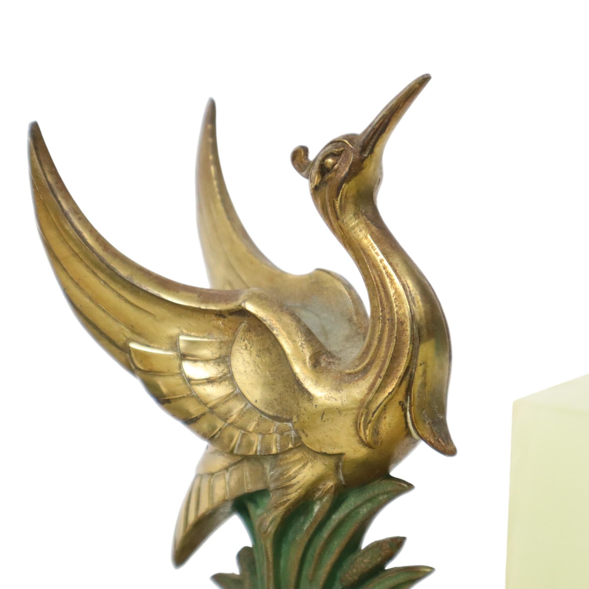 Zinco commerciale Fermalibri francese Art Deco Bird in alabastro e pietra naturale 1930 in vendita