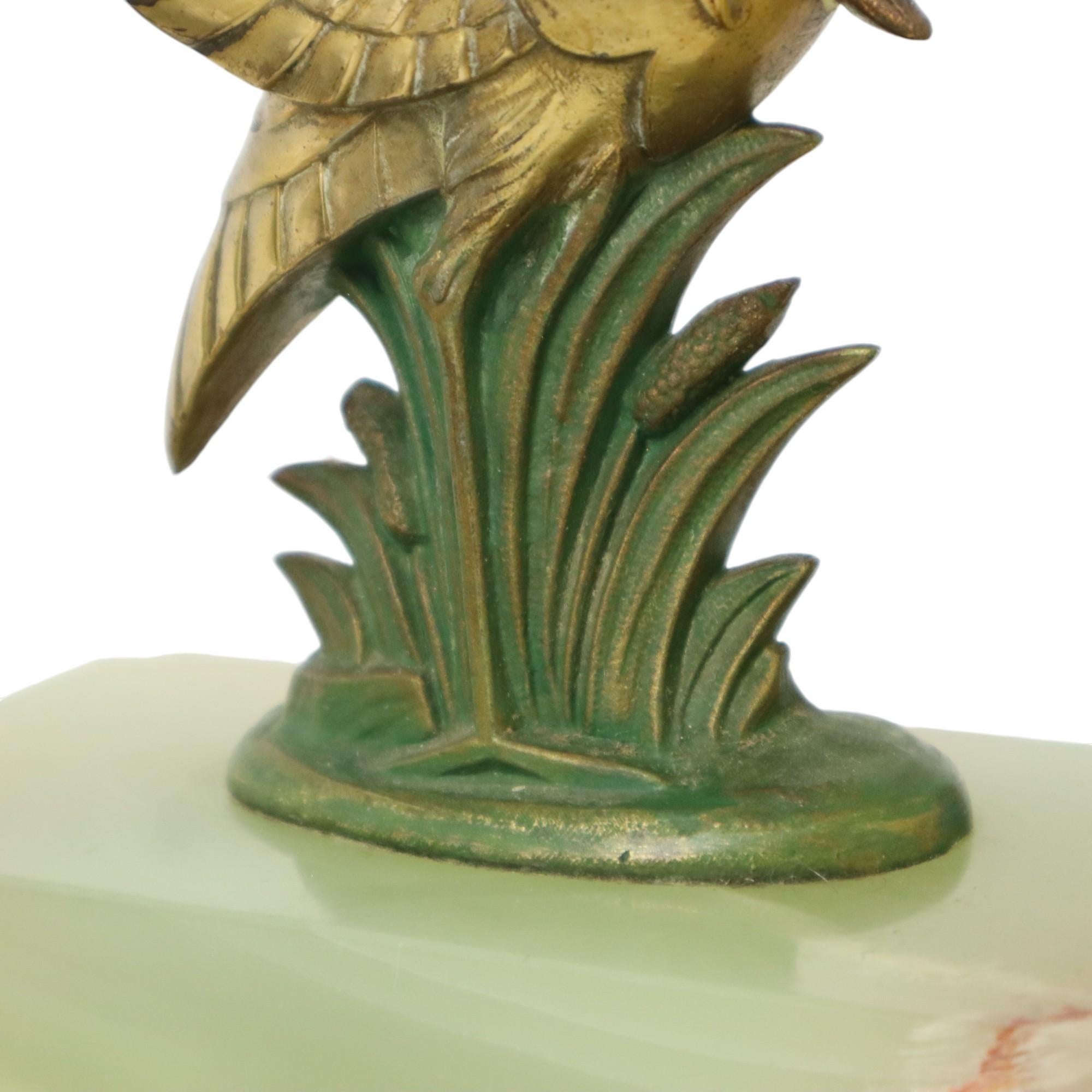 Fermalibri francese Art Deco Bird in alabastro e pietra naturale 1930 in vendita 1