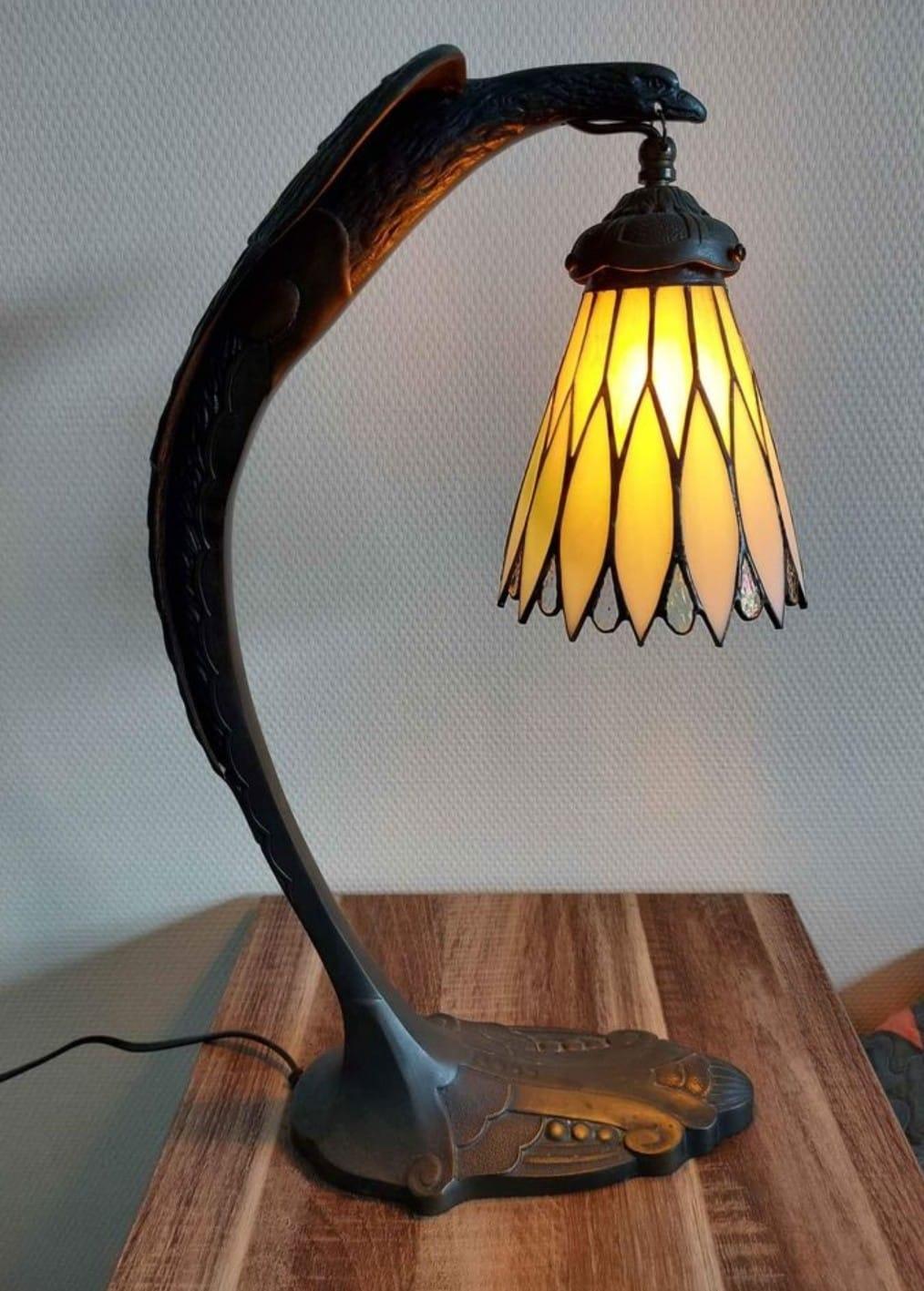 Splendida lampada in stile art déco. Realizzato in bronzo, rappresenta un'aquila e sostiene una cupola in stile Tiffany.

Stile di Charles Ranc.

Data di origine: anni '20

Dimensioni: H. H. 35, L. 10, P. 24 cm.
