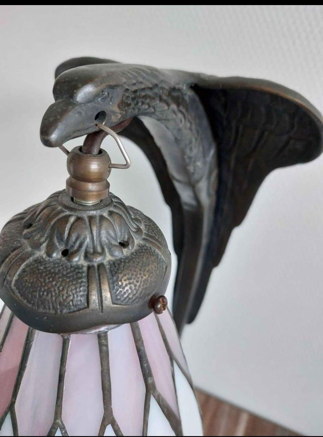 Bronzo Lampada a forma di uccello in stile Art Déco francese con cupola Tiffany
