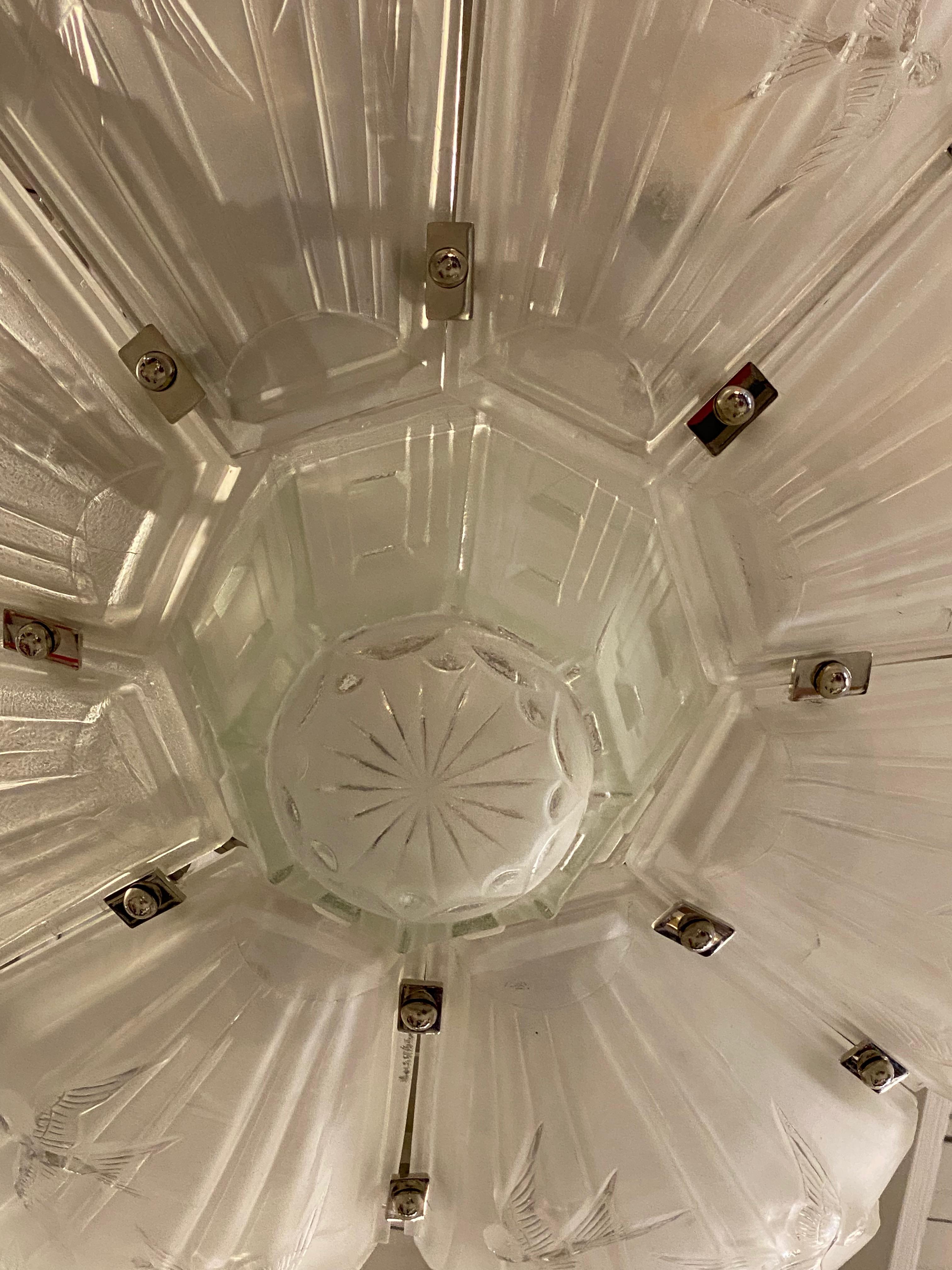 Lampadario Art Deco francese con uccelli in volo firmato da Sabino in vendita 1