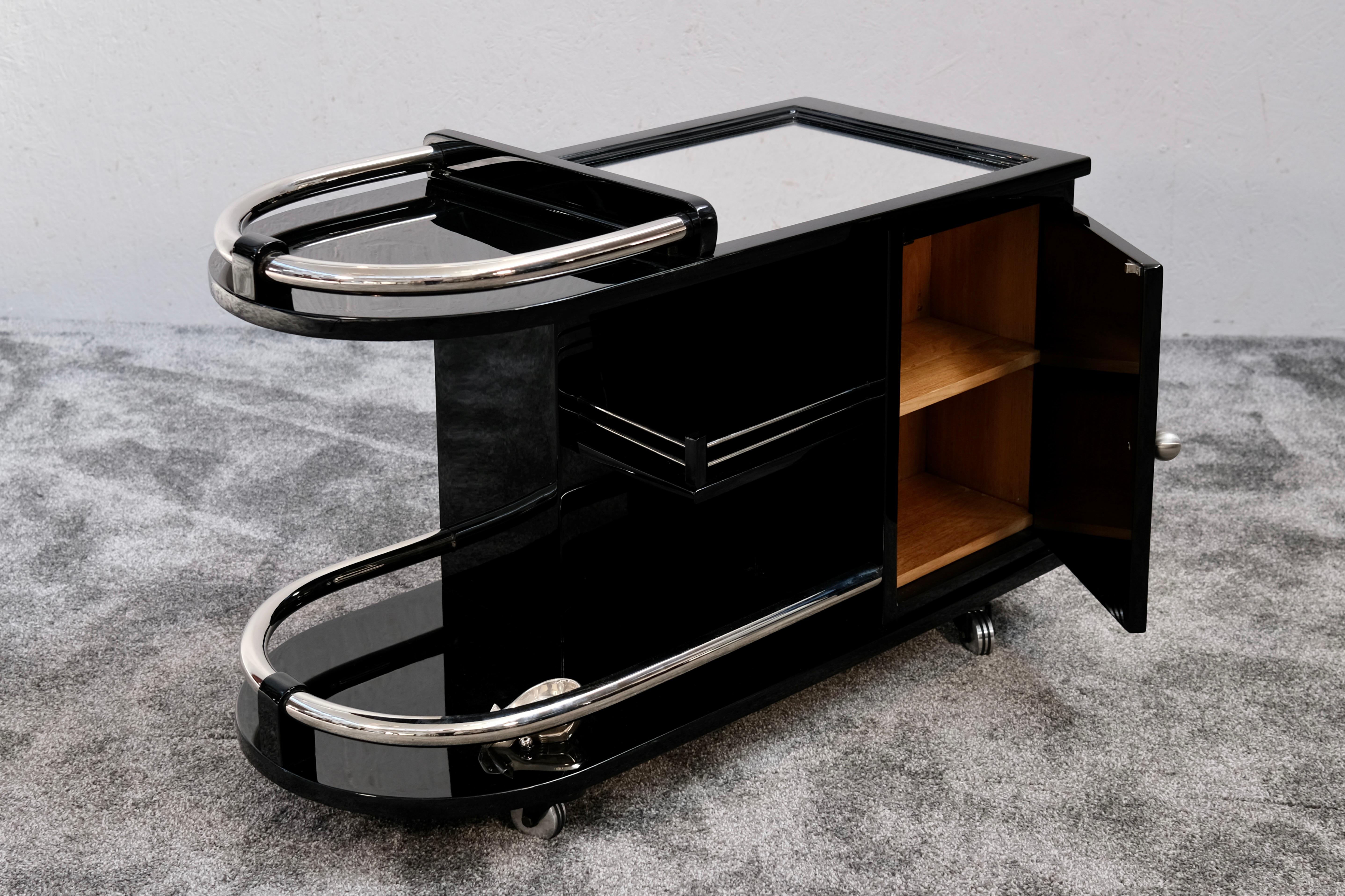 French Art Deco Black Lacquer Bar Cart with Chrome Rails and Storage, 1930s In Good Condition For Sale In Ulm, DE
