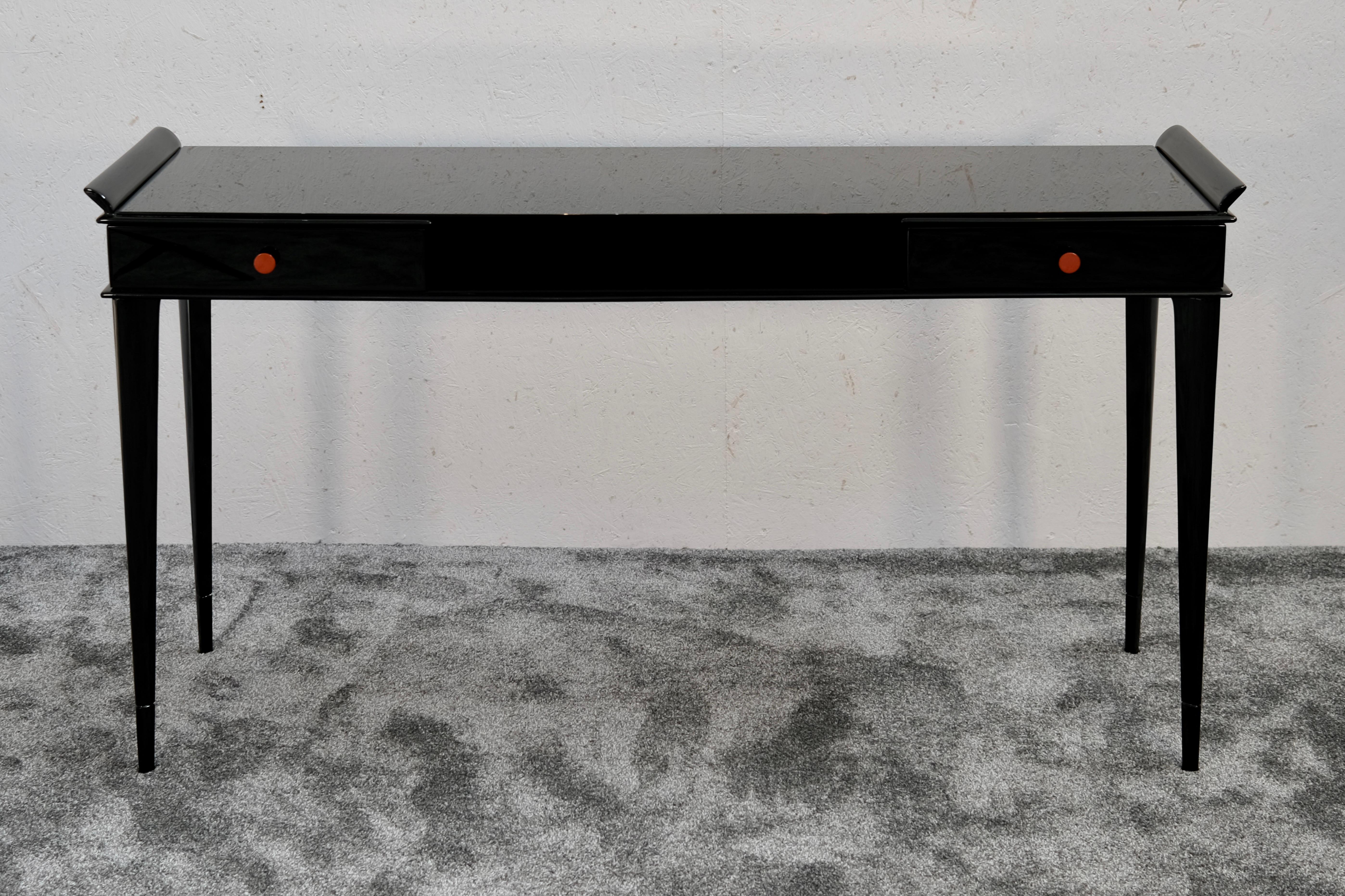 Französischer Art Déco-Konsolentisch oder Schreibtisch mit zwei Schubladen, hergestellt in Frankreich um 1930. Die schlanke, rechteckige Platte ruht auf sich verjüngenden Beinen und zeigt die raffinierten Proportionen und die geometrische Reinheit,