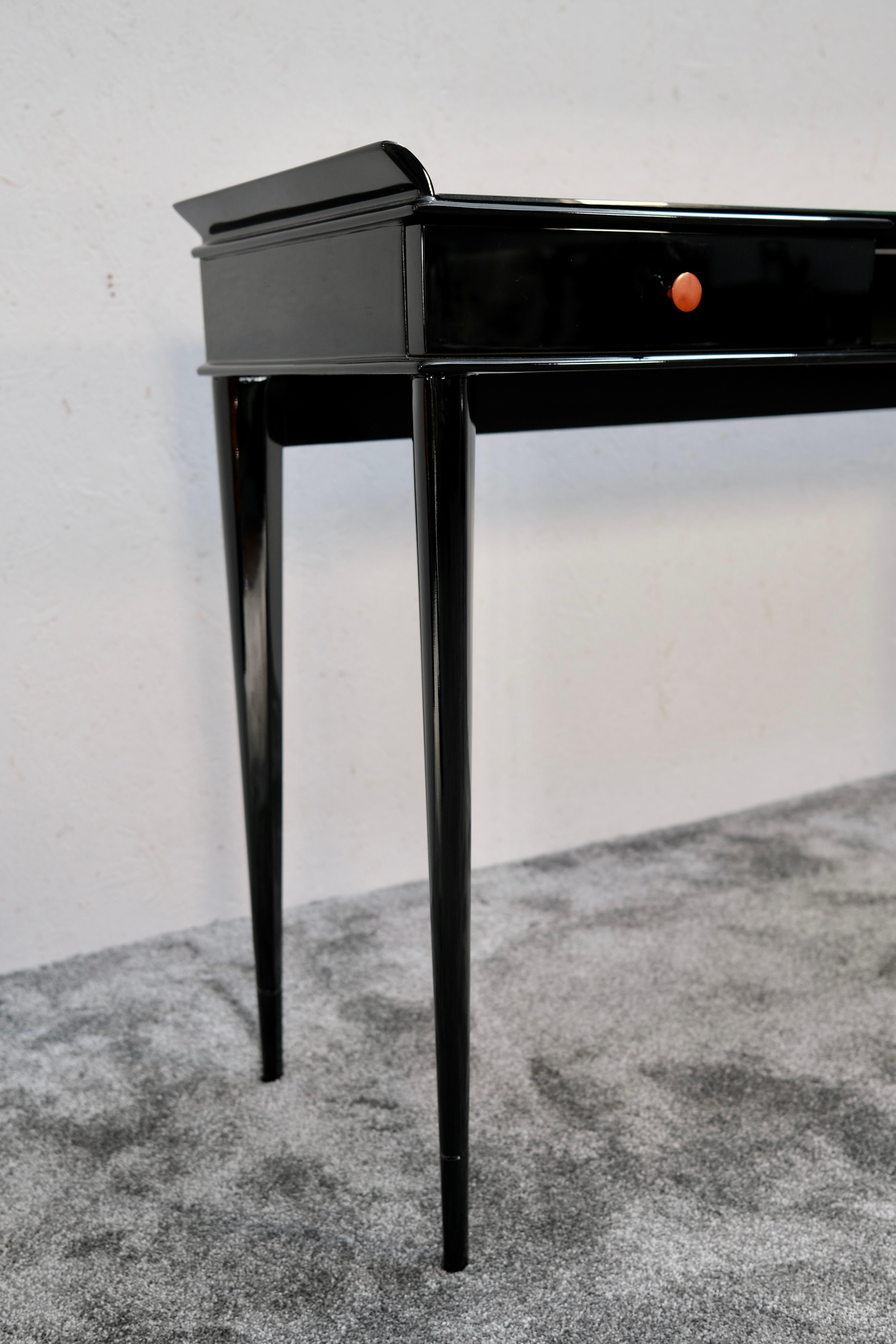 Französischer Art-Déco-Konsolen- oder Schreibtisch mit zwei Schubladen in schwarzem Lack, 1930er Jahre (Mitte des 20. Jahrhunderts) im Angebot