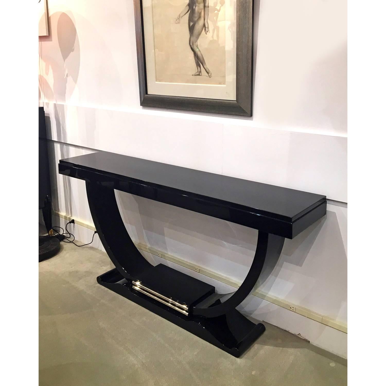 A free-standing black lacquered console table with a U-shape design and details in nickel-plated metal.
Made in France
circa 1930.