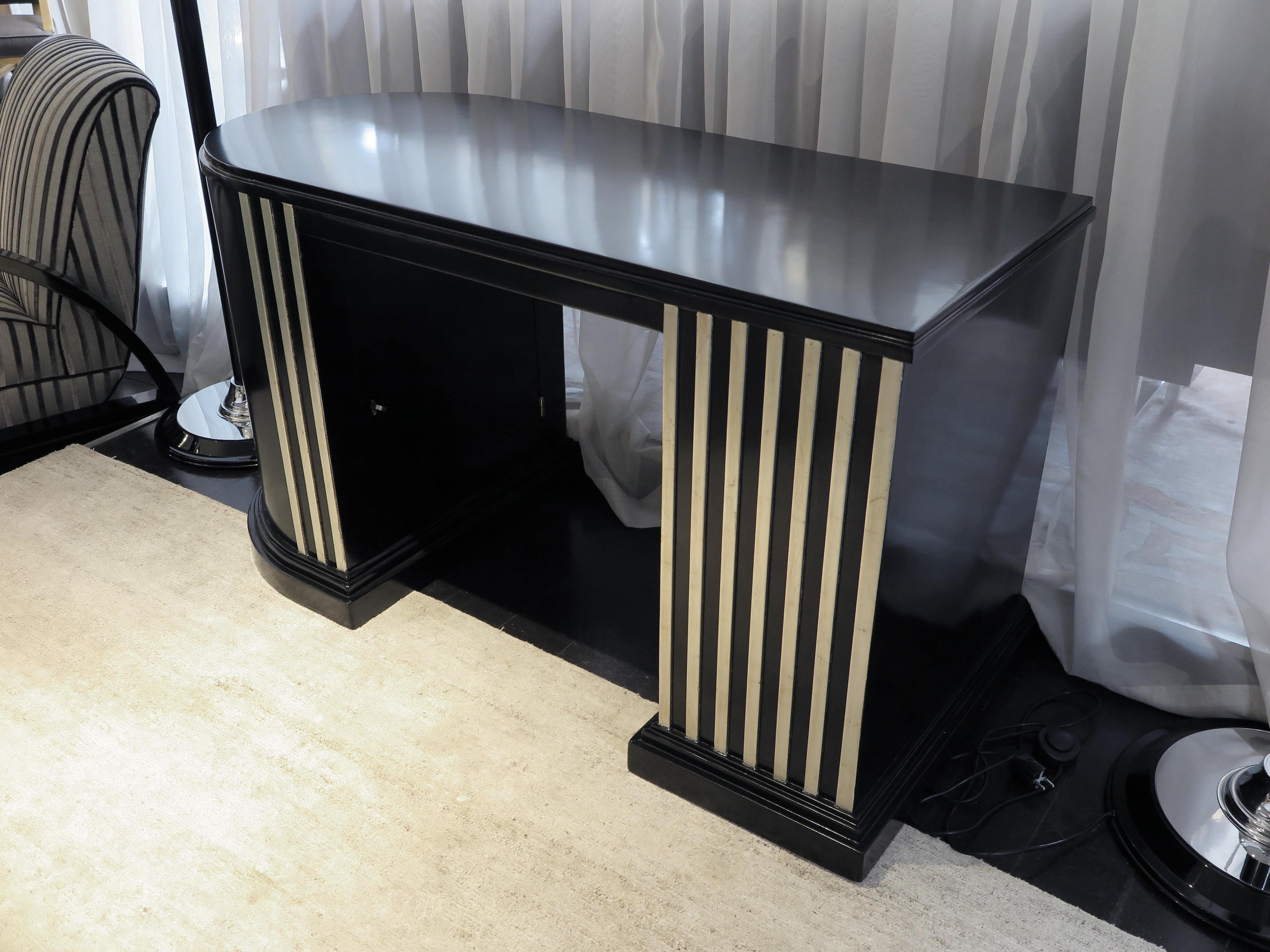 Schwarzer Lack-Schreibtisch im Art Déco-Stil mit weiß-goldenen Blattdetails (Französisch) im Angebot