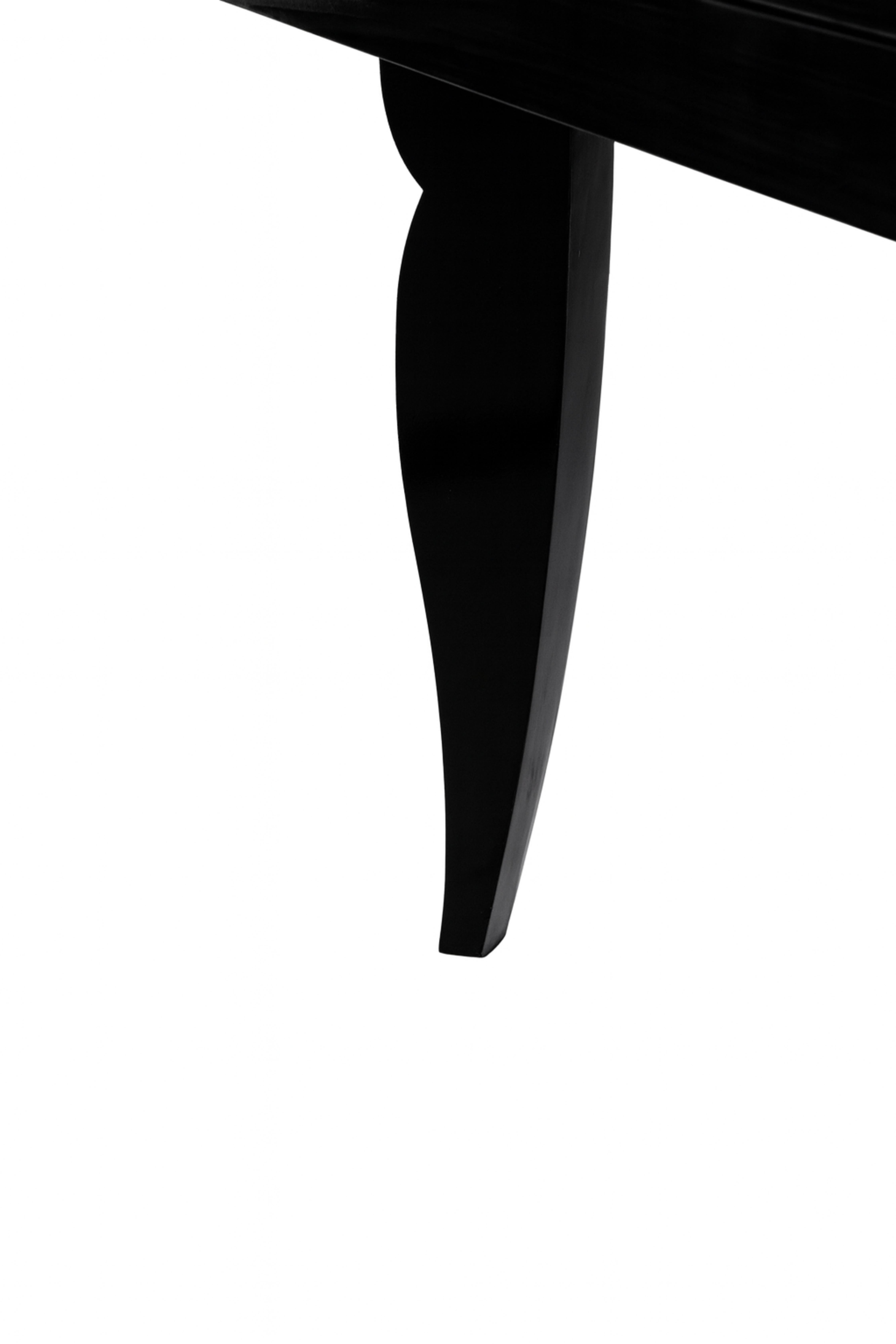 Questo splendido tavolo da pranzo anni '30 di colore nero, ispirato al famoso designer Jules Leleu, è caratterizzato da una lavorazione squisita.
Due prolunghe rimovibili ti permettono di regolare le dimensioni del tavolo per adattarlo perfettamente