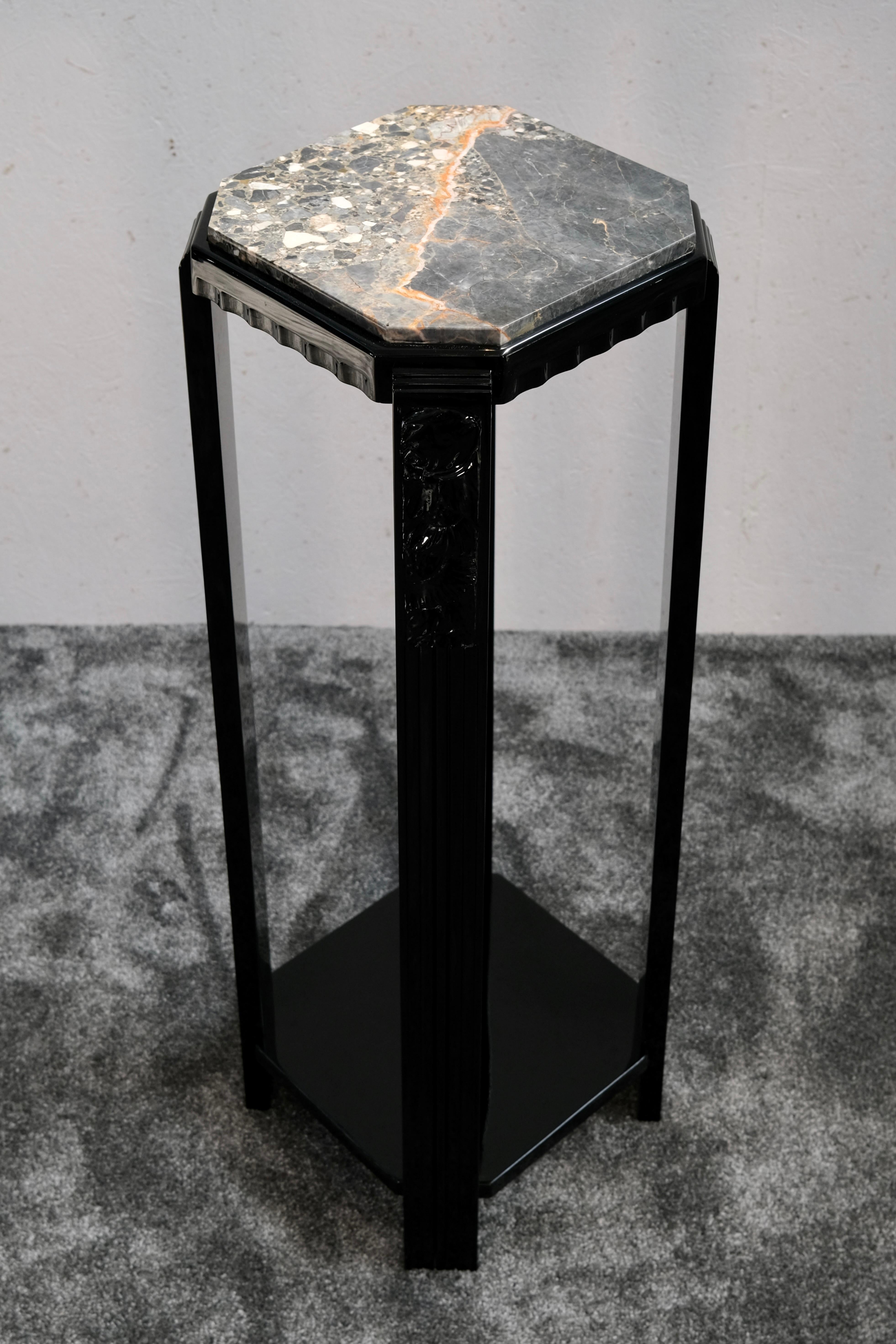 Pedestal francés Art Decó de laca negra con tapa de mármol de Portoro, años 30 Francés en venta