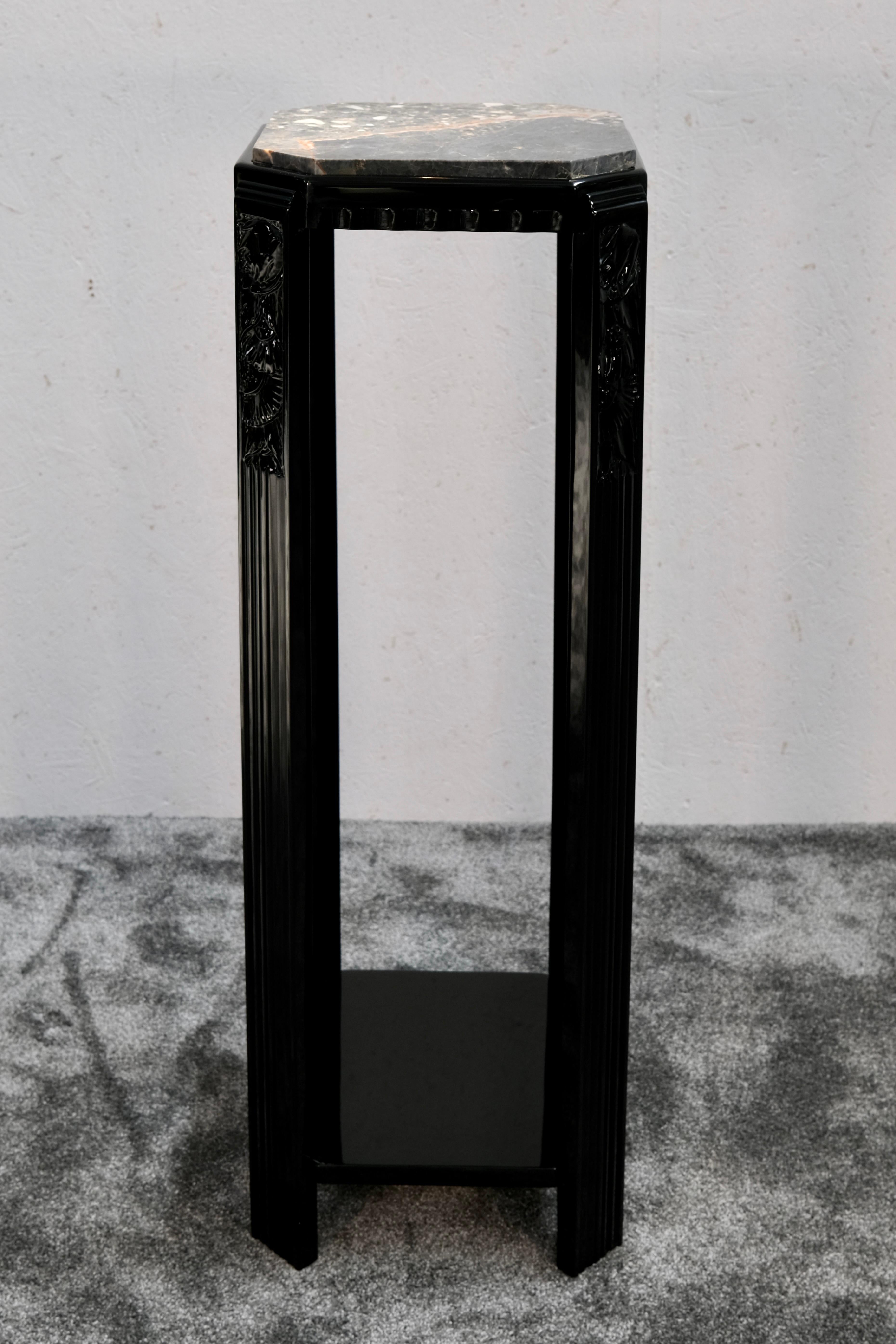Pedestal francés Art Decó de laca negra con tapa de mármol de Portoro, años 30 Ennegrecido en venta