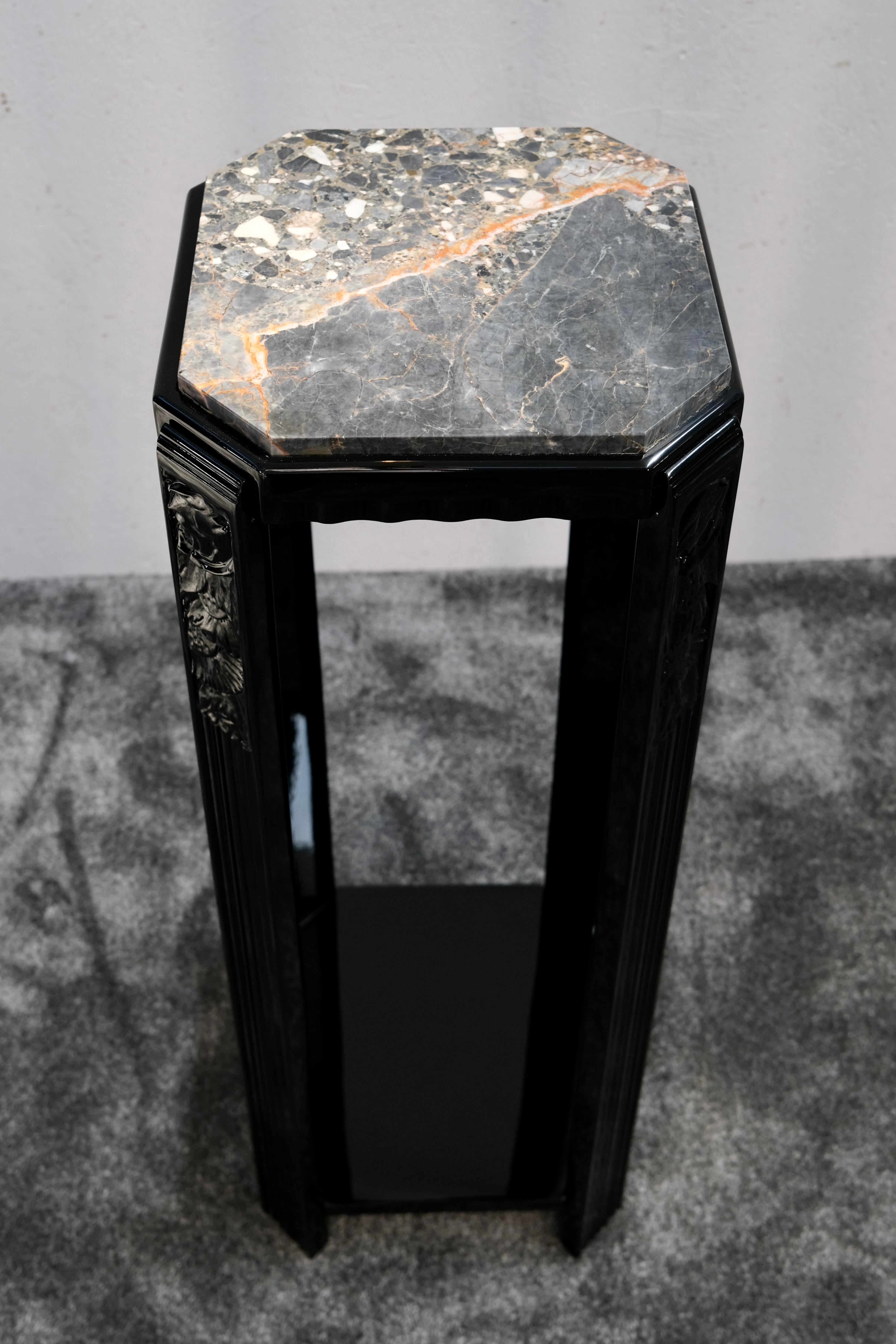 Pedestal francés Art Decó de laca negra con tapa de mármol de Portoro, años 30 en Bueno estado para la venta en Ulm, DE