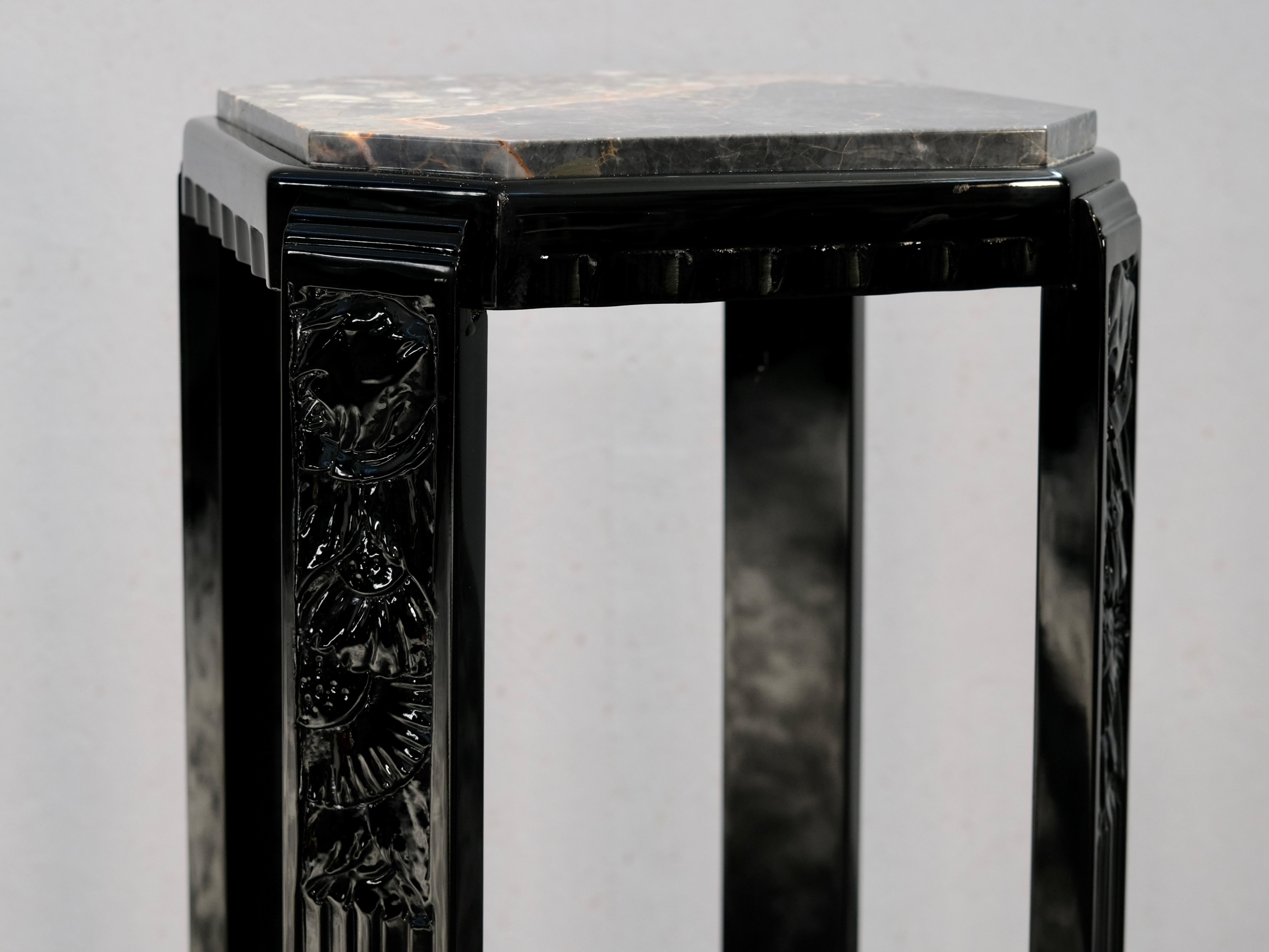 Pedestal francés Art Decó de laca negra con tapa de mármol de Portoro, años 30 mediados del siglo XX en venta