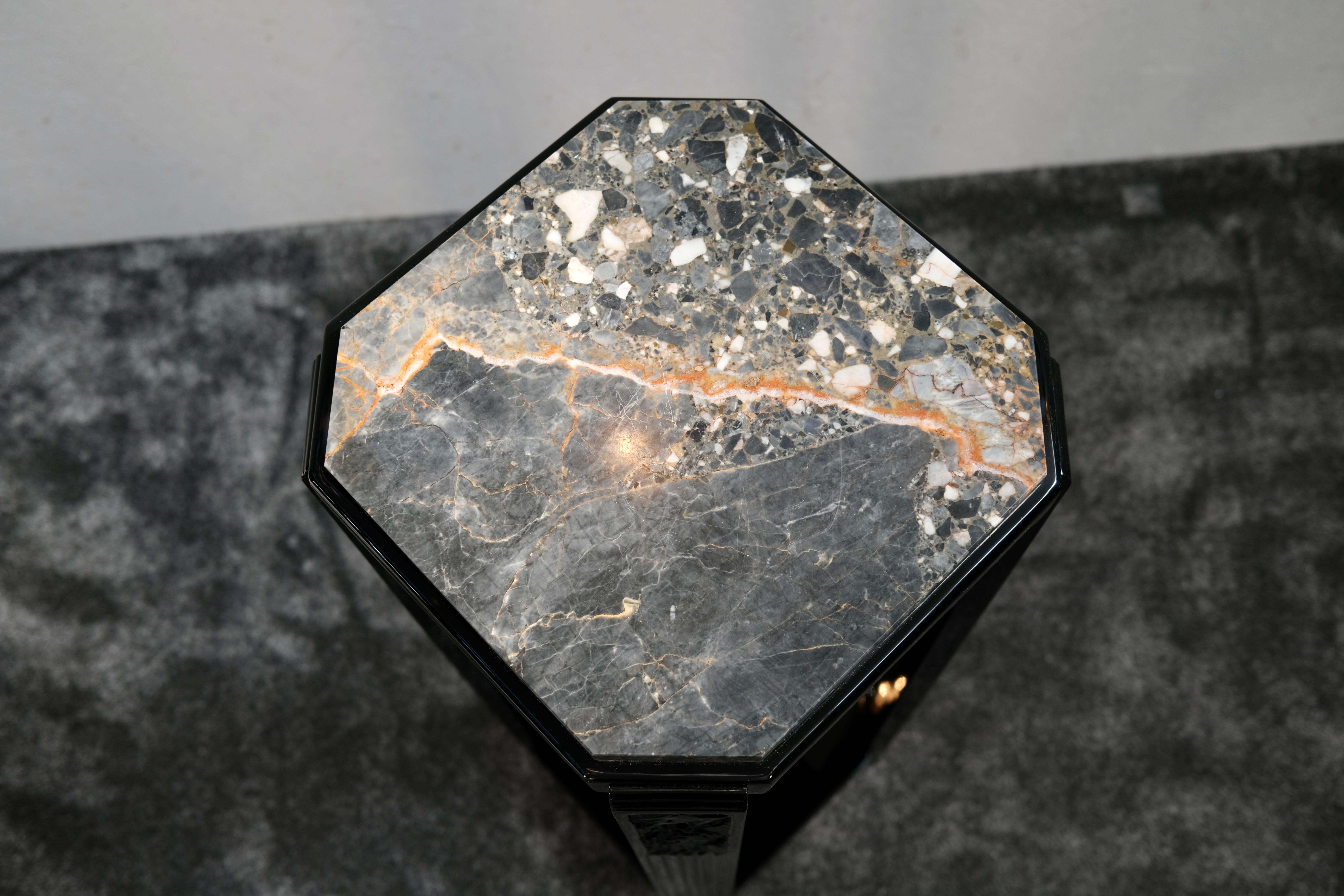 Pedestal francés Art Decó de laca negra con tapa de mármol de Portoro, años 30 Mármol en venta