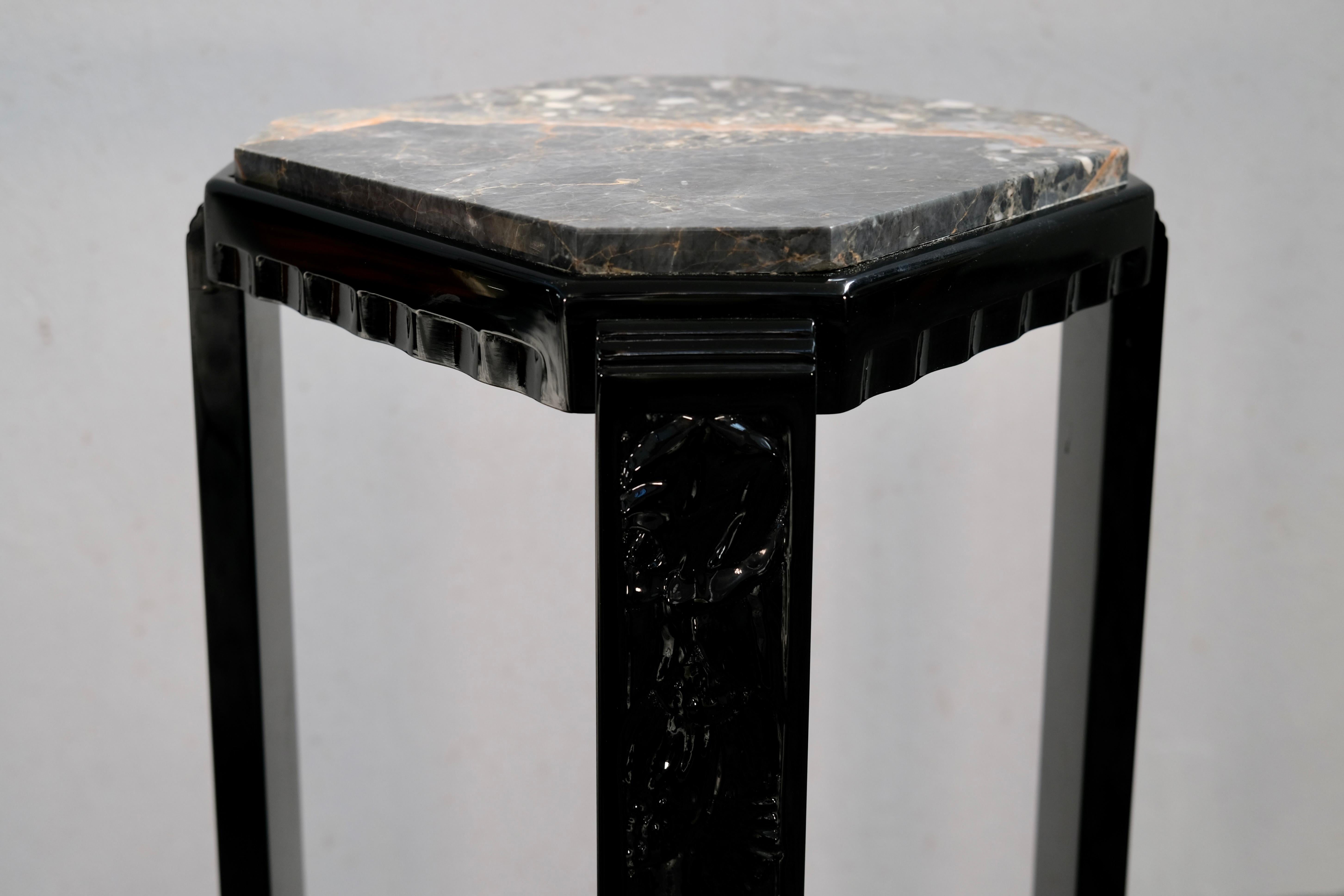 Pedestal francés Art Decó de laca negra con tapa de mármol de Portoro, años 30 en venta 2