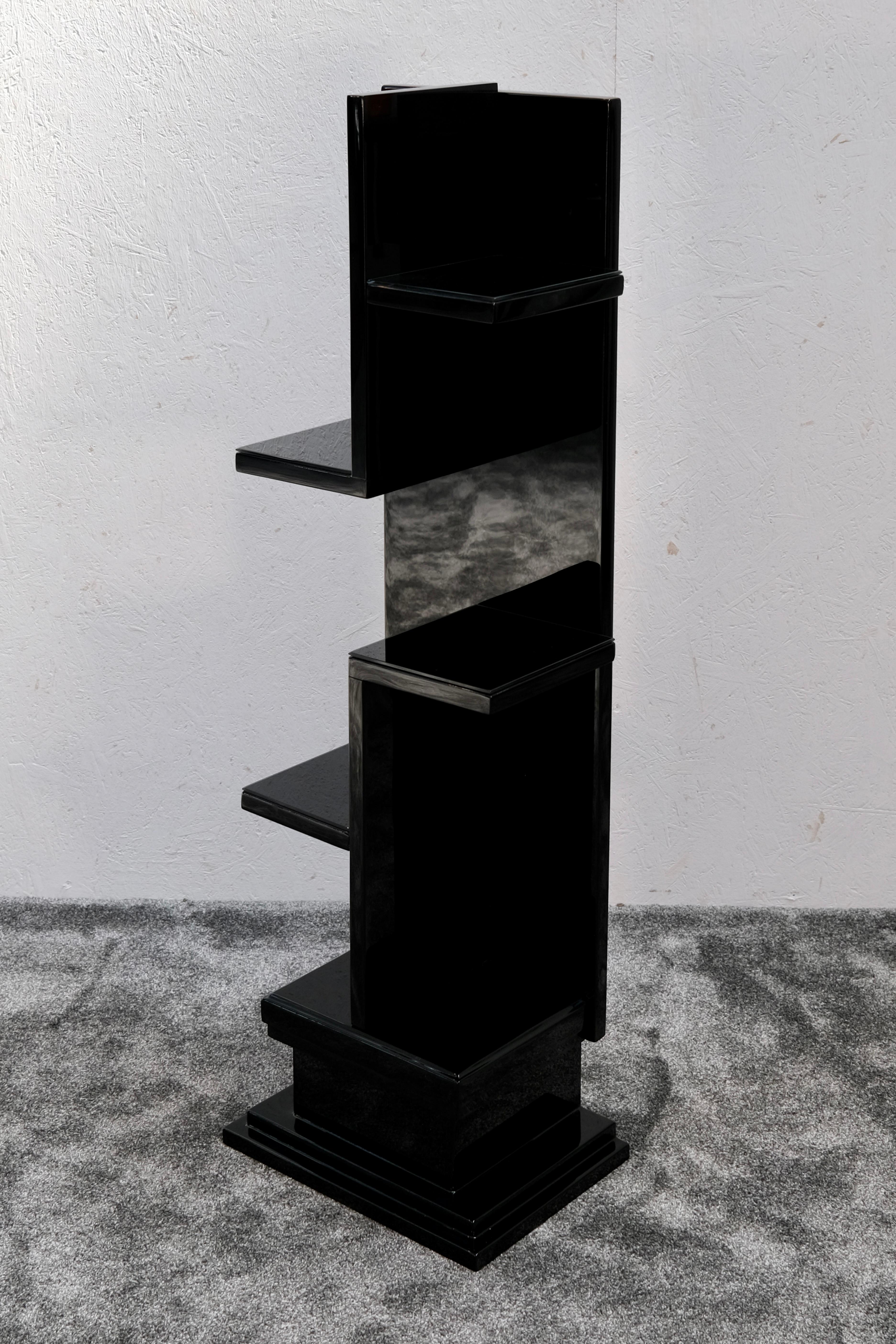 French Art Deco Black Lacquer Pedestal with Tiered Shelves, 1930s In Good Condition For Sale In Ulm, DE