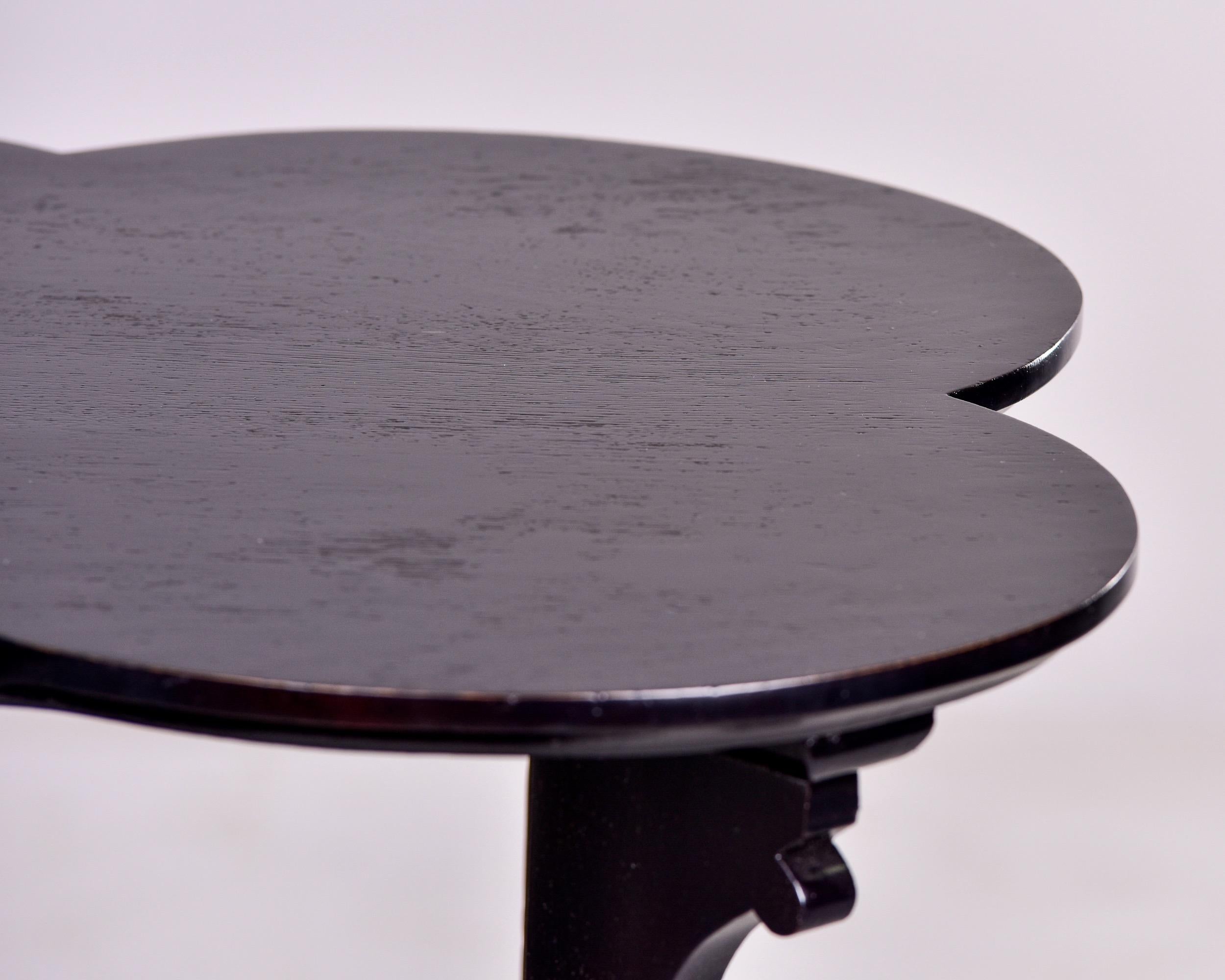 Painted French Art Deco Black Scalloped Quatrefoil Side Table For Sale