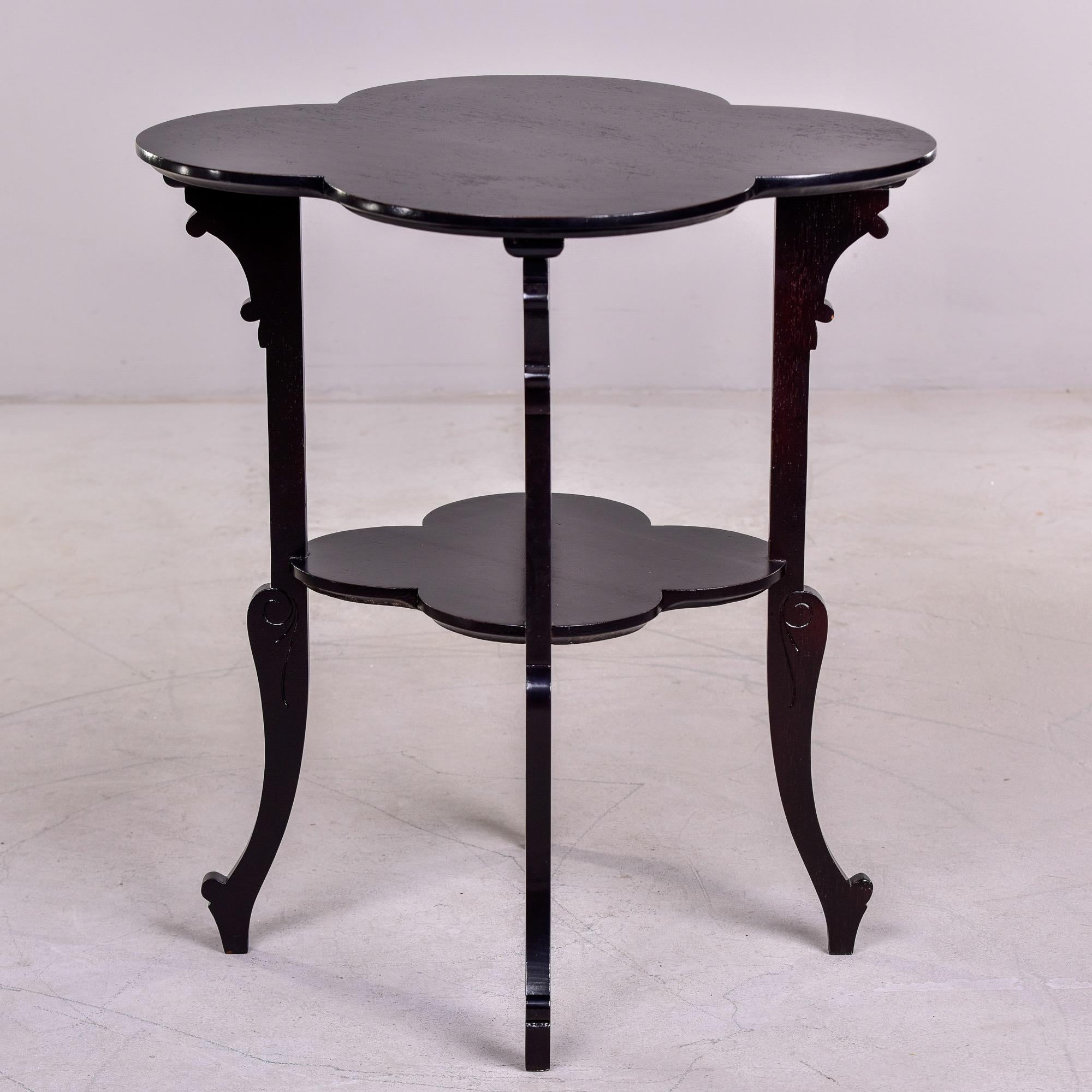 French Art Deco Black Scalloped Quatrefoil Side Table In Good Condition For Sale In Troy, MI