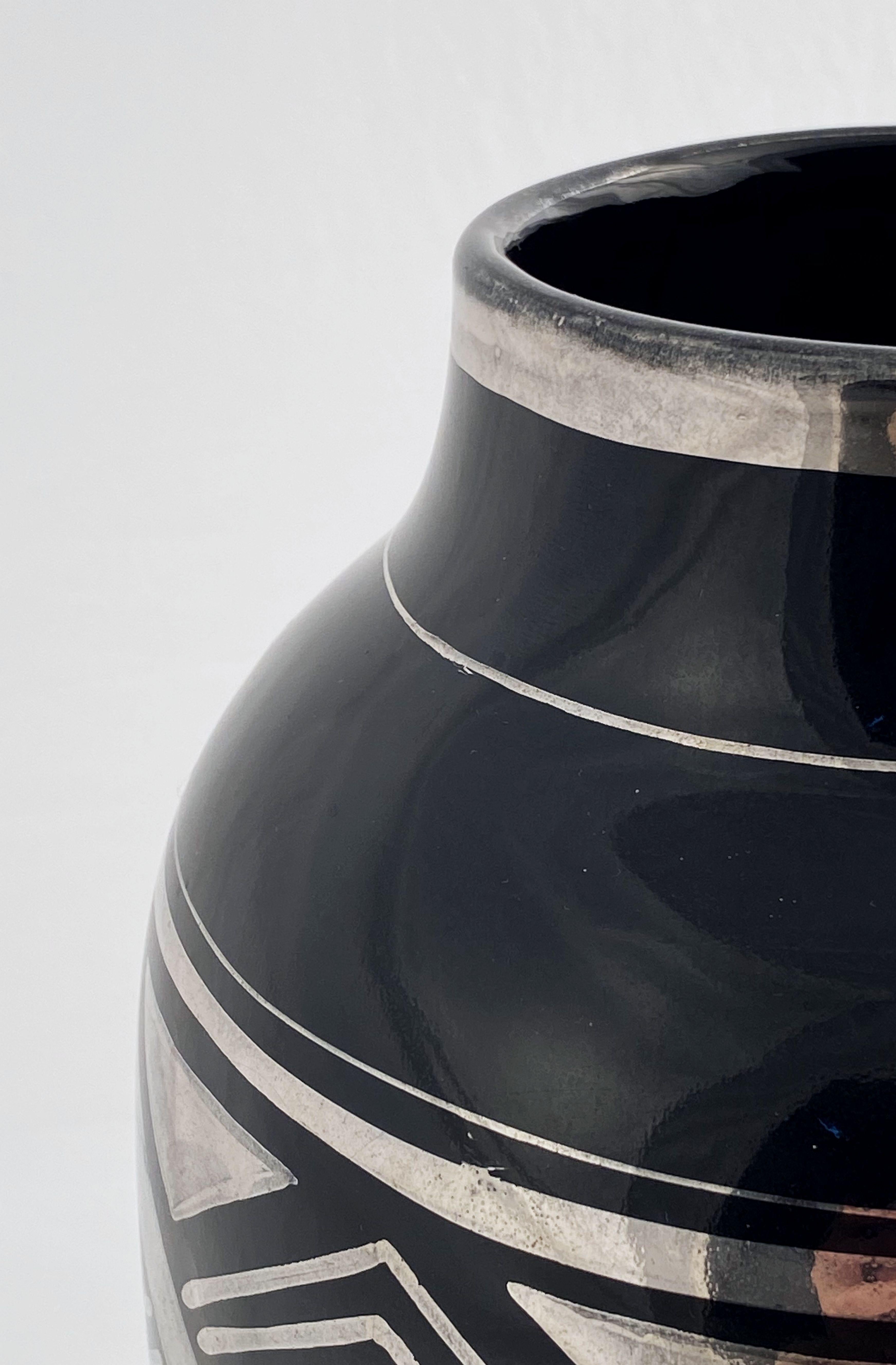 Schwarze französische Art-Déco-Vase im Art déco-Stil mit geometrischem Muster aus Silber - zwei verfügbar im Angebot 6